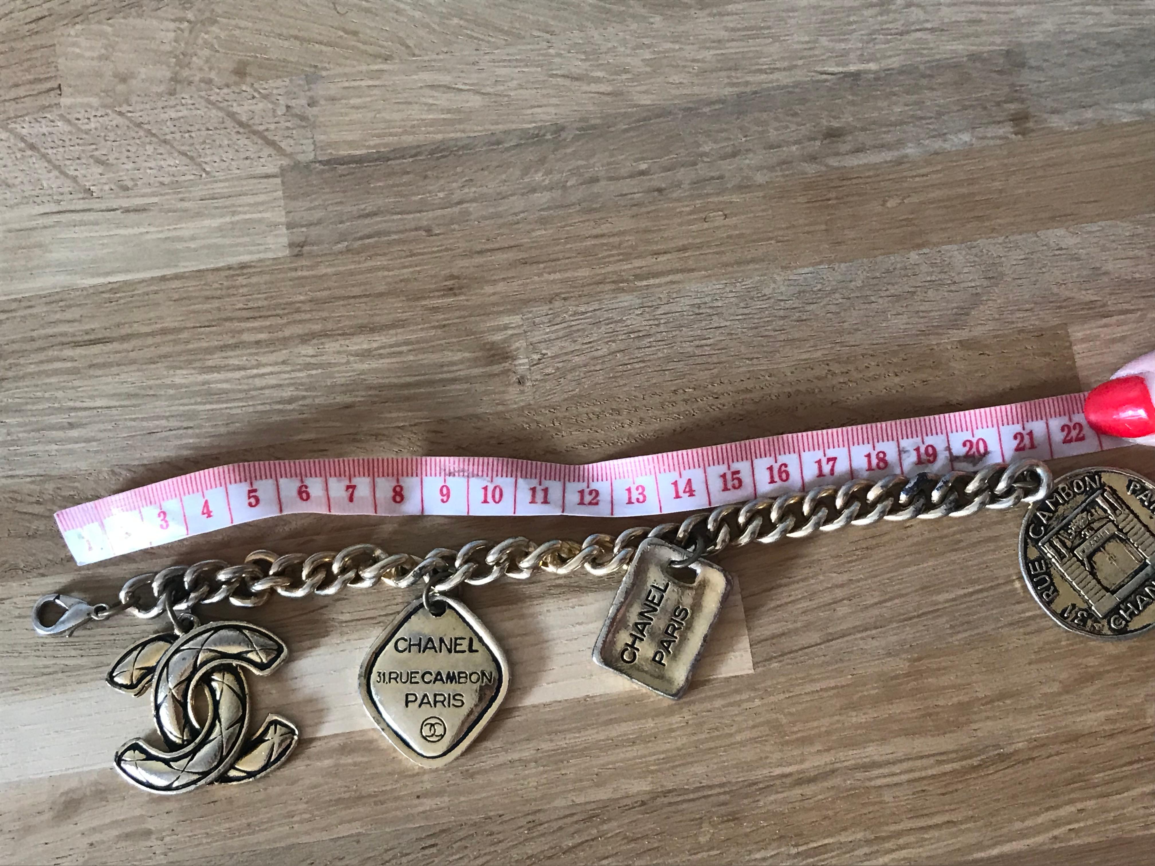 CHANEL. Pulsera breloques vintage CC en venta 6