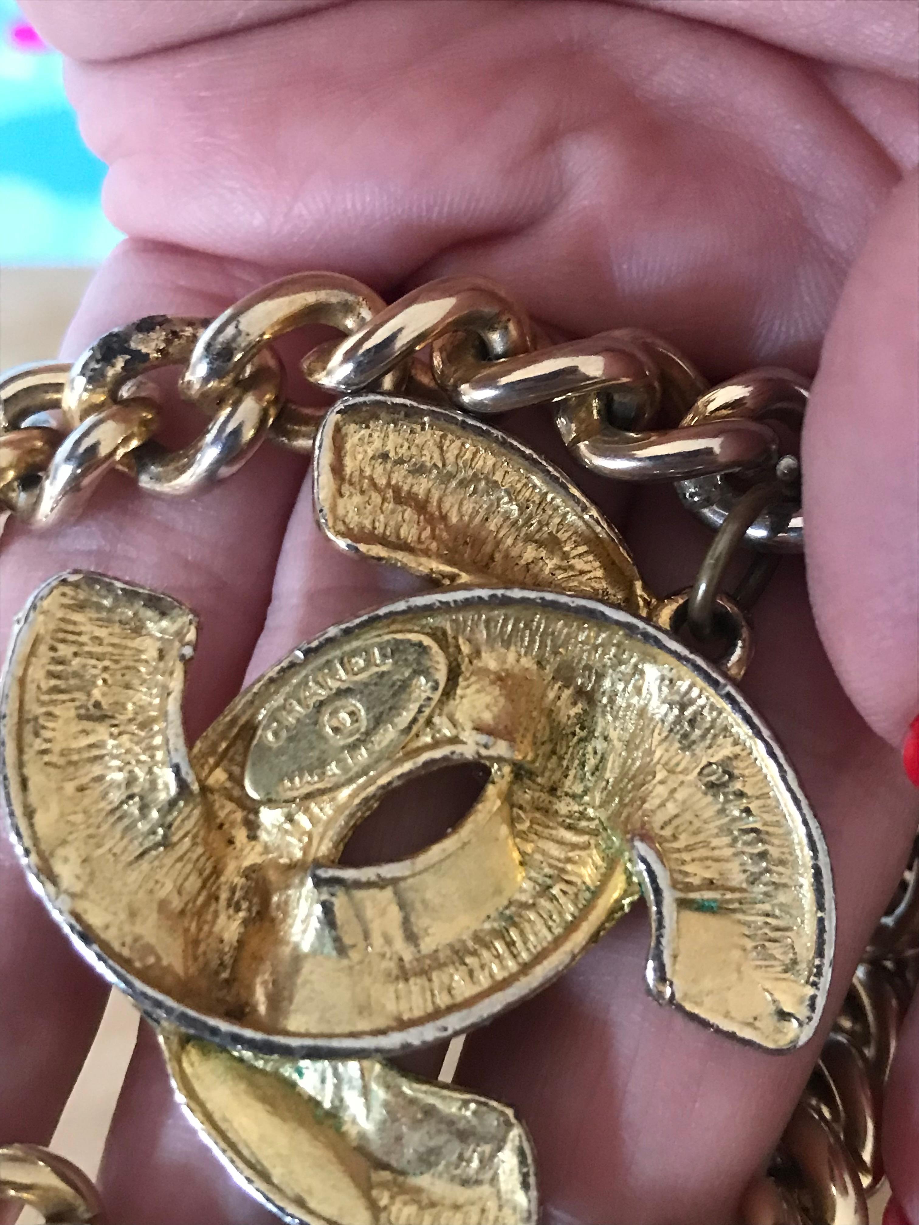 Pulsera de dijes Chanel muy bonita. Longitud total 21 cm. Algunas partes son ligeramente menos doradas. Vintage. 