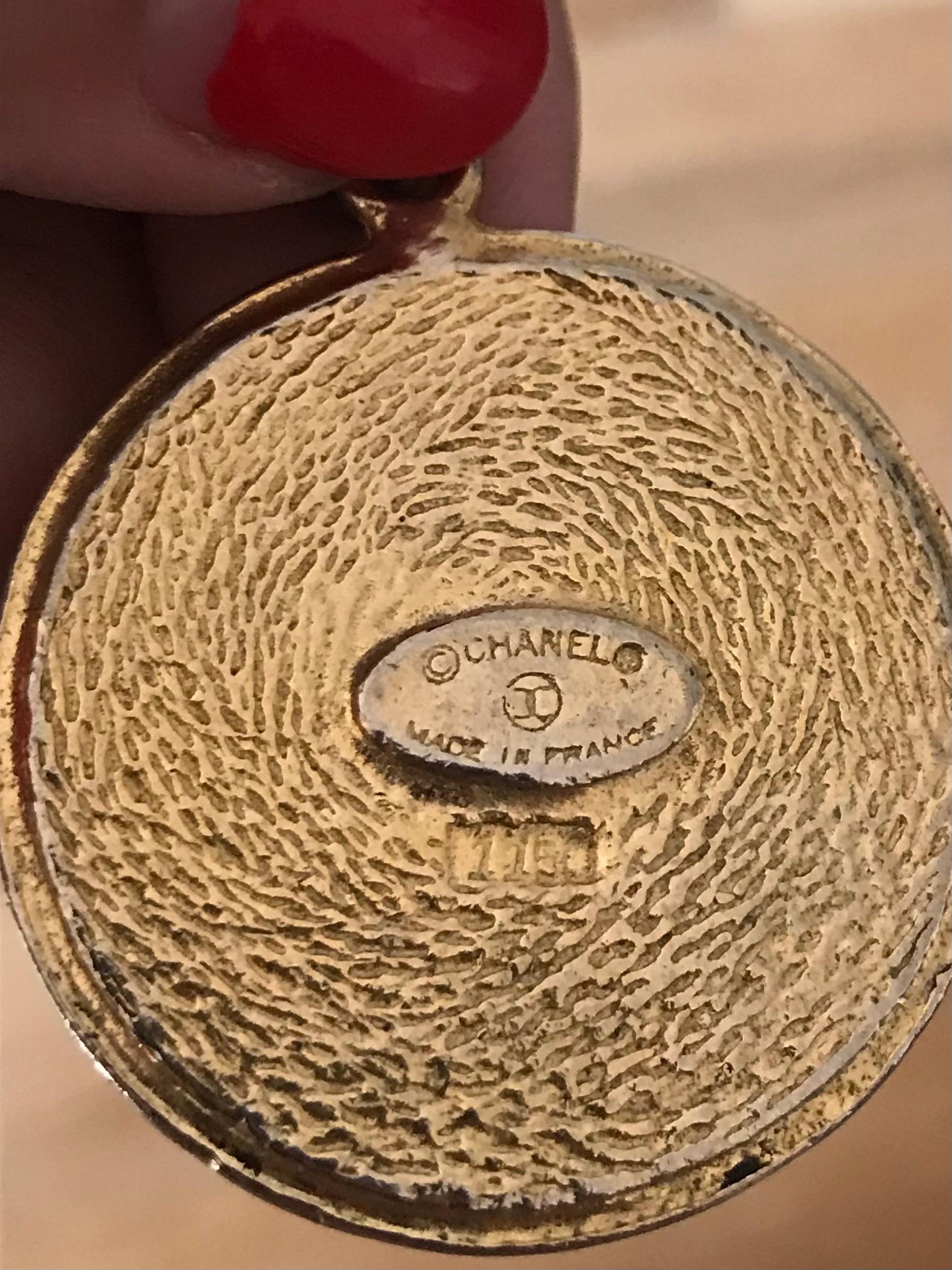 CHANEL. Pulsera breloques vintage CC en Bueno estado para la venta en CACHAN, FR