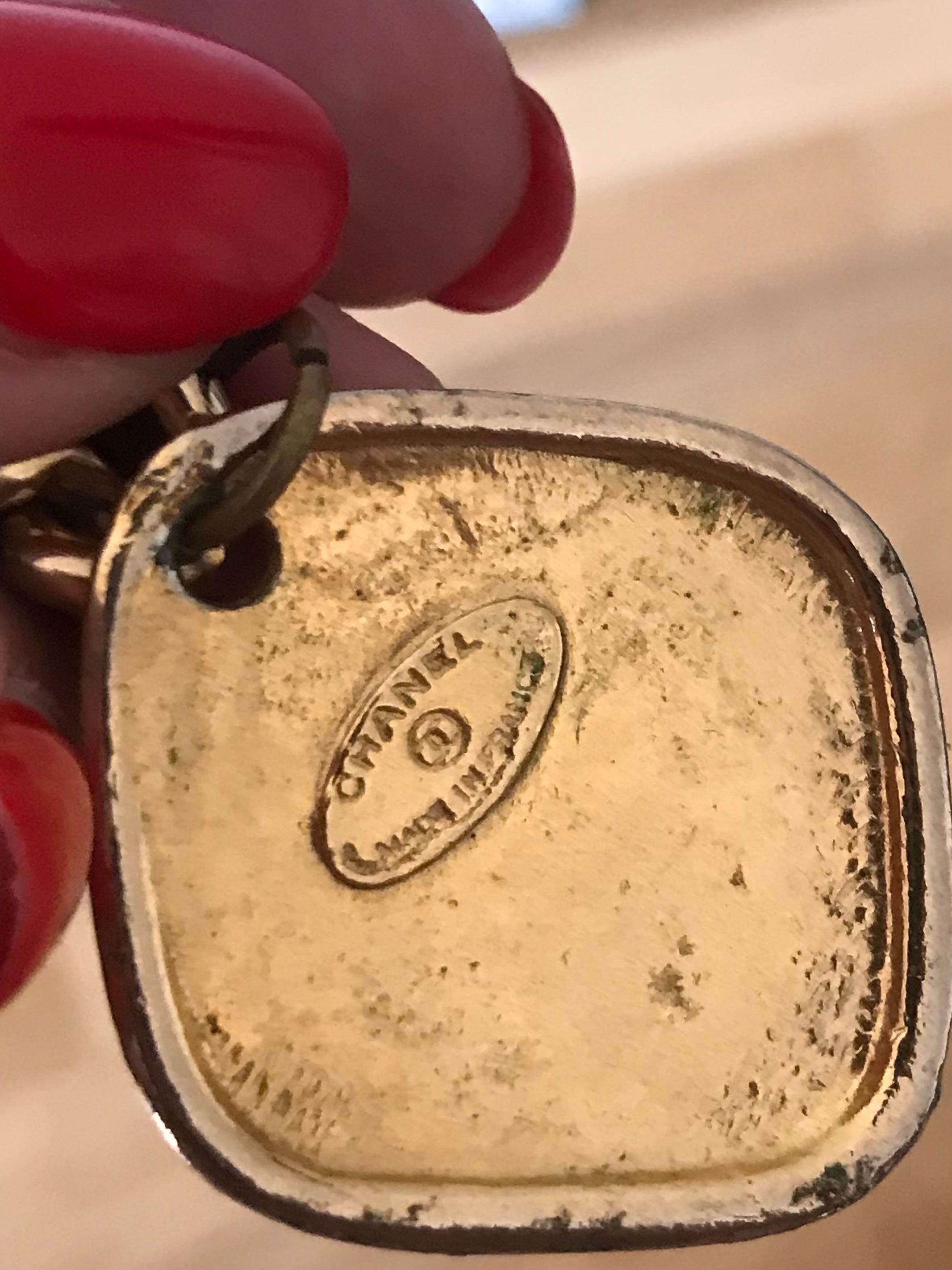 De las mujeres CHANEL. Pulsera breloques vintage CC en venta