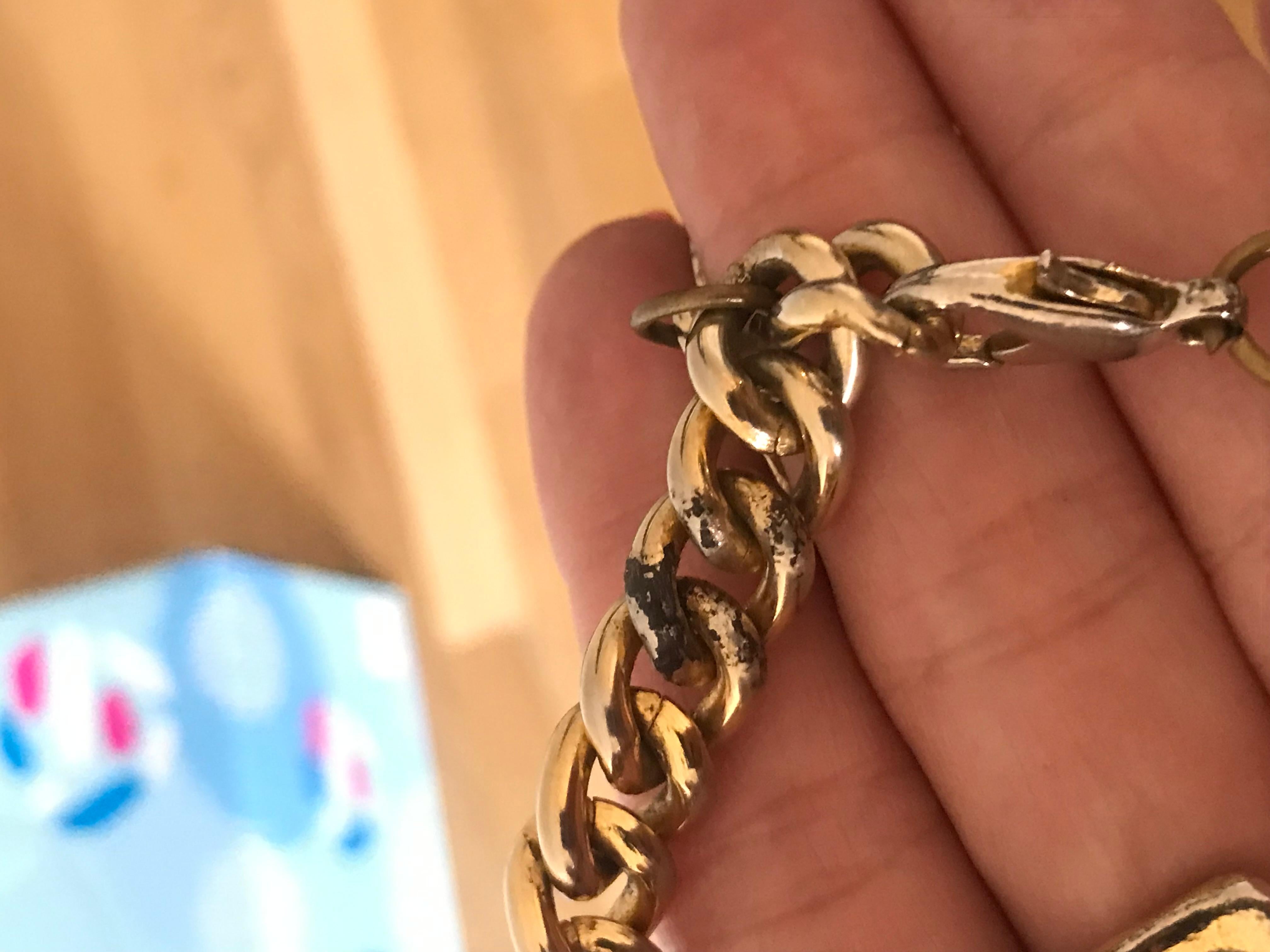 CHANEL. Pulsera breloques vintage CC en venta 1