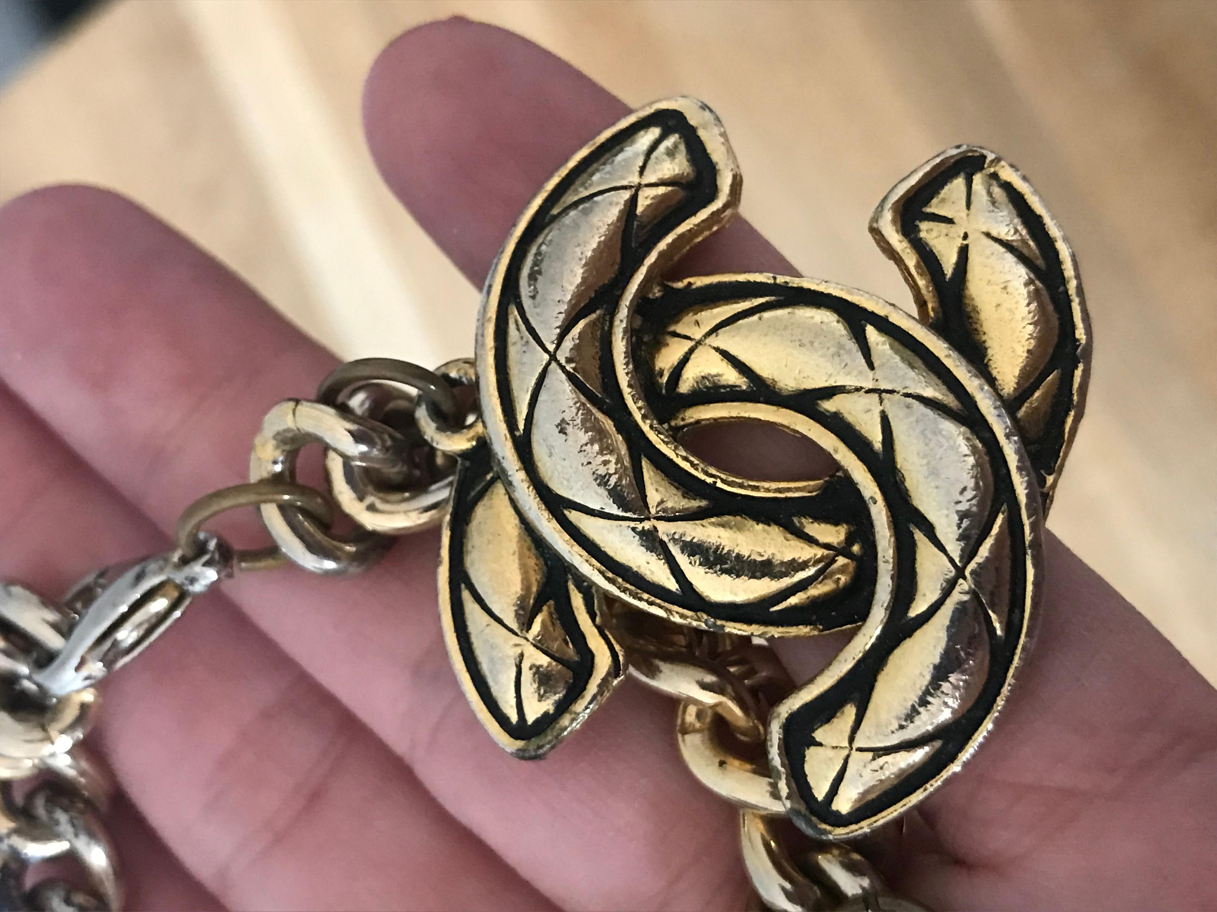 CHANEL. Pulsera breloques vintage CC en venta 2