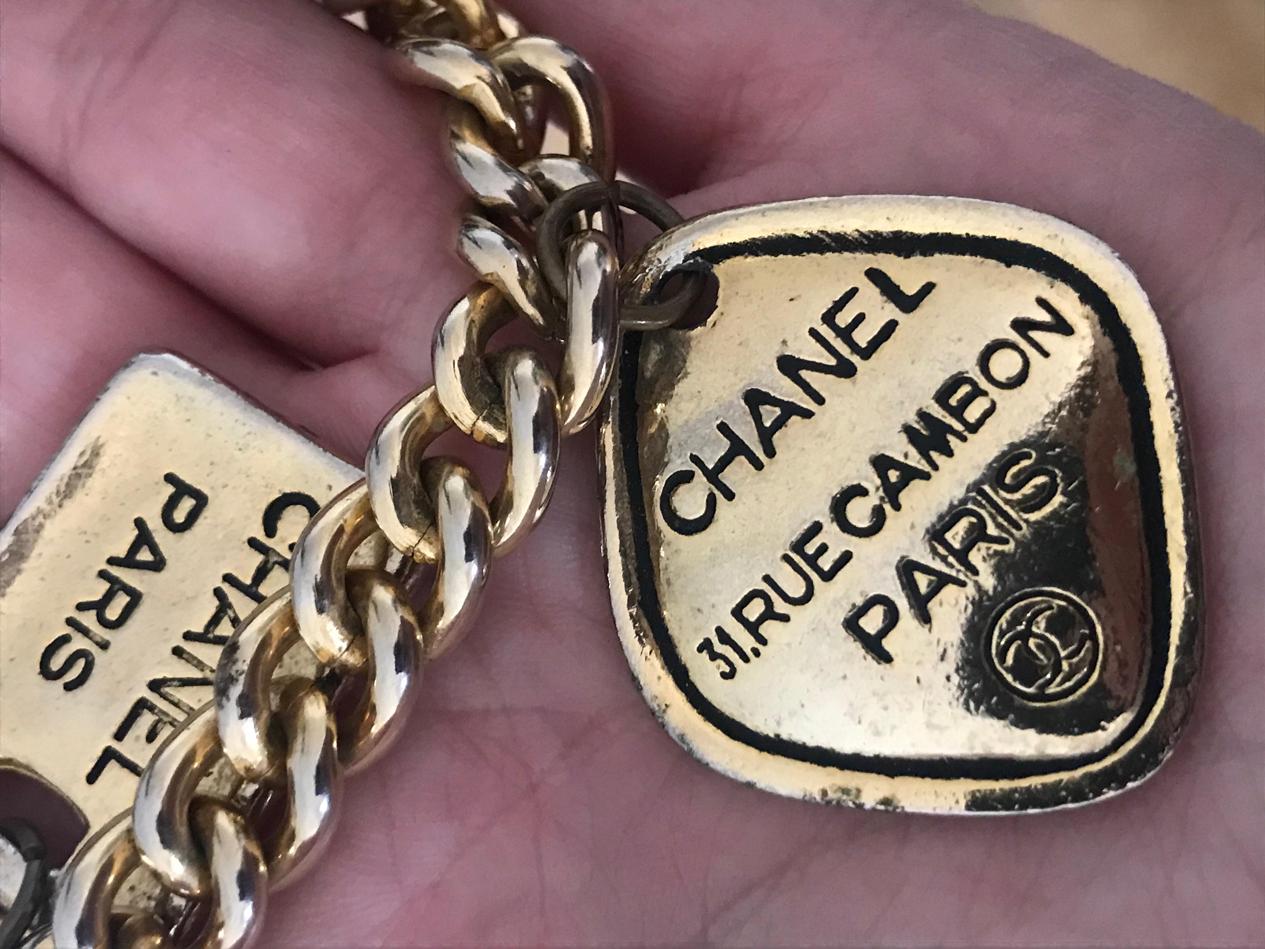 CHANEL. Pulsera breloques vintage CC en venta 3