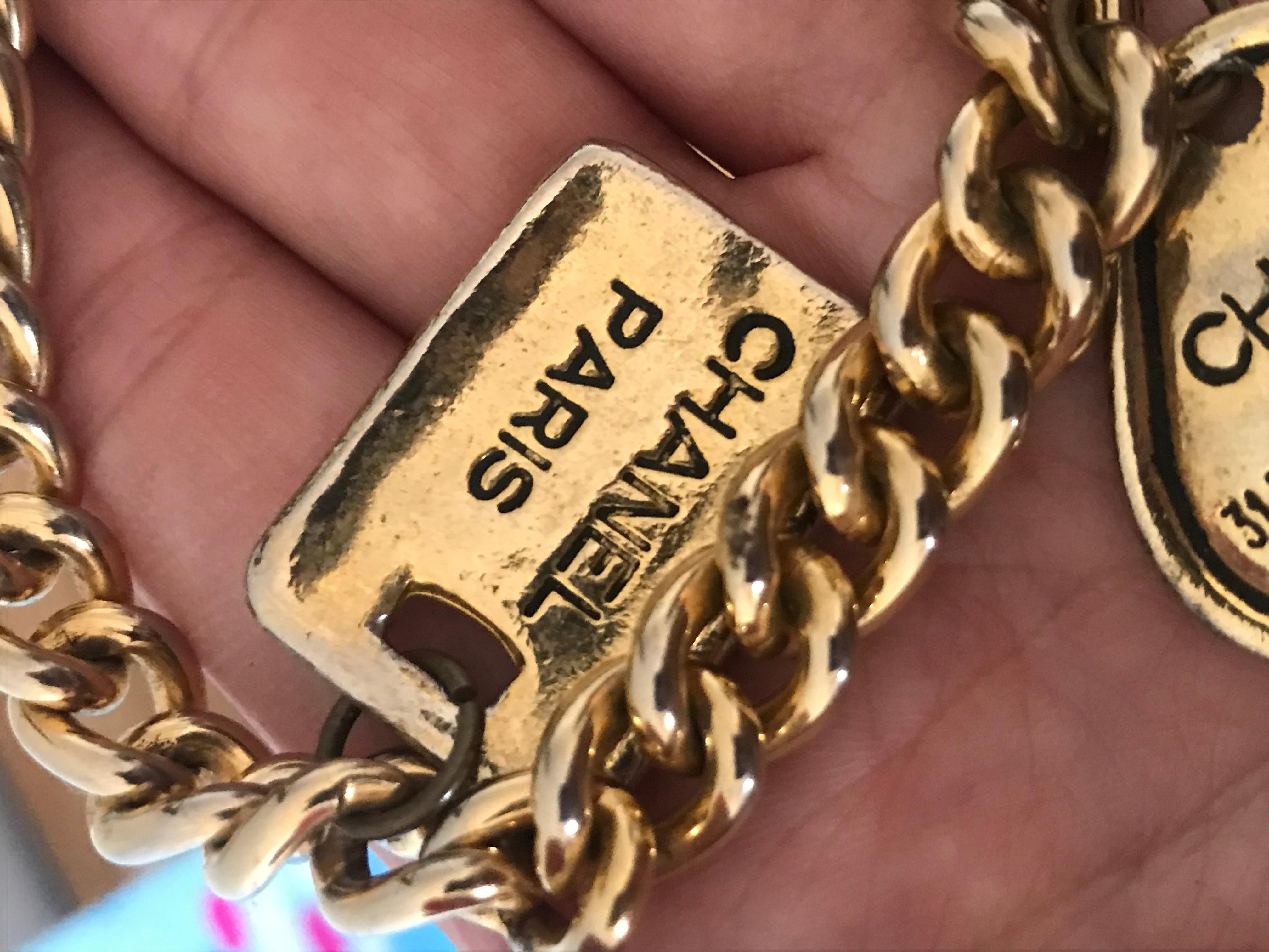 CHANEL. Pulsera breloques vintage CC en venta 4