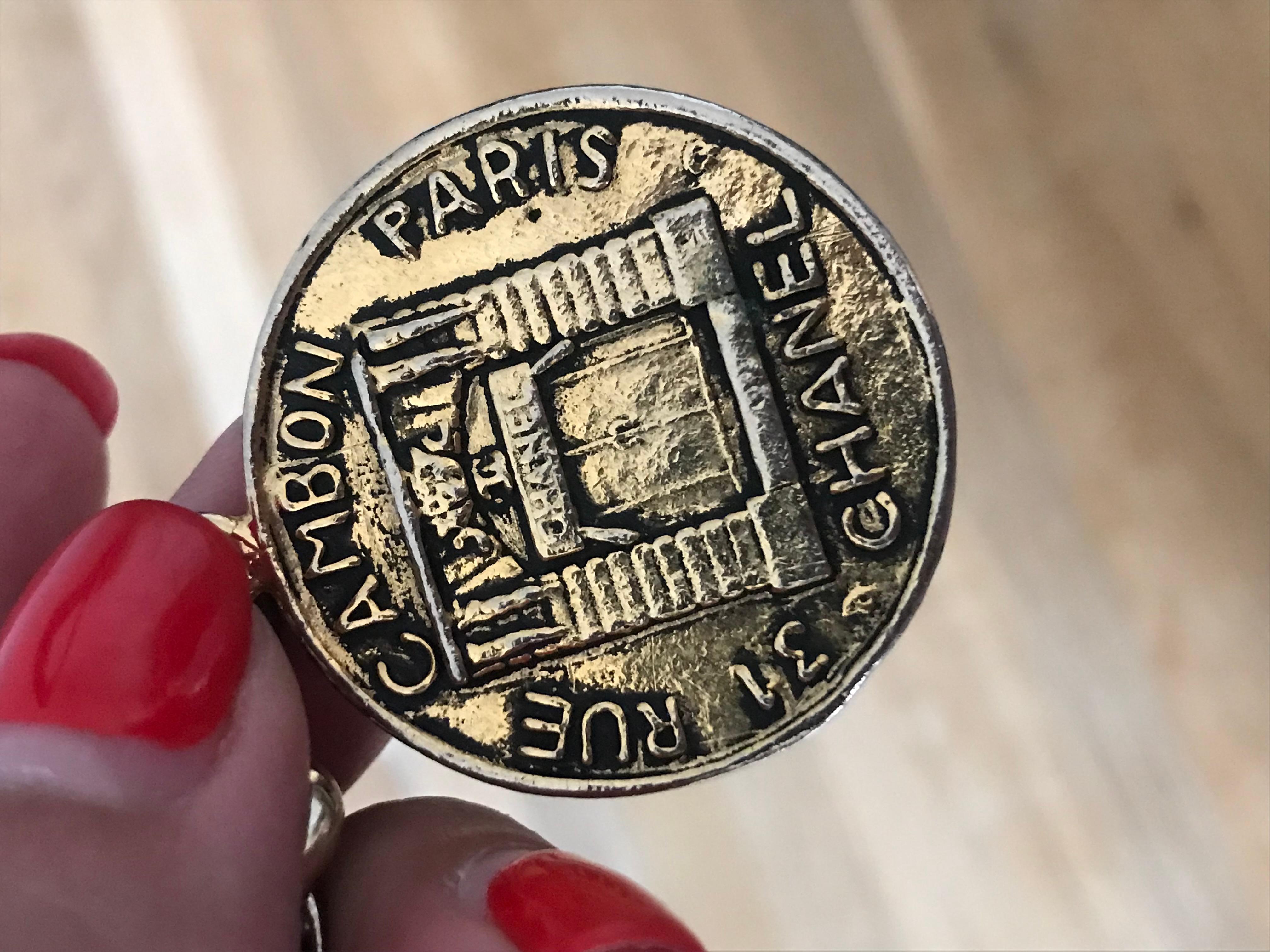 CHANEL. Pulsera breloques vintage CC en venta 5