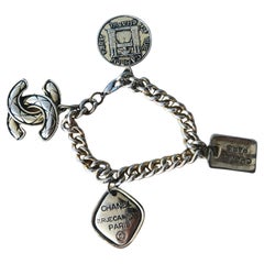 CHANEL. Bracelet breloques vintage CC