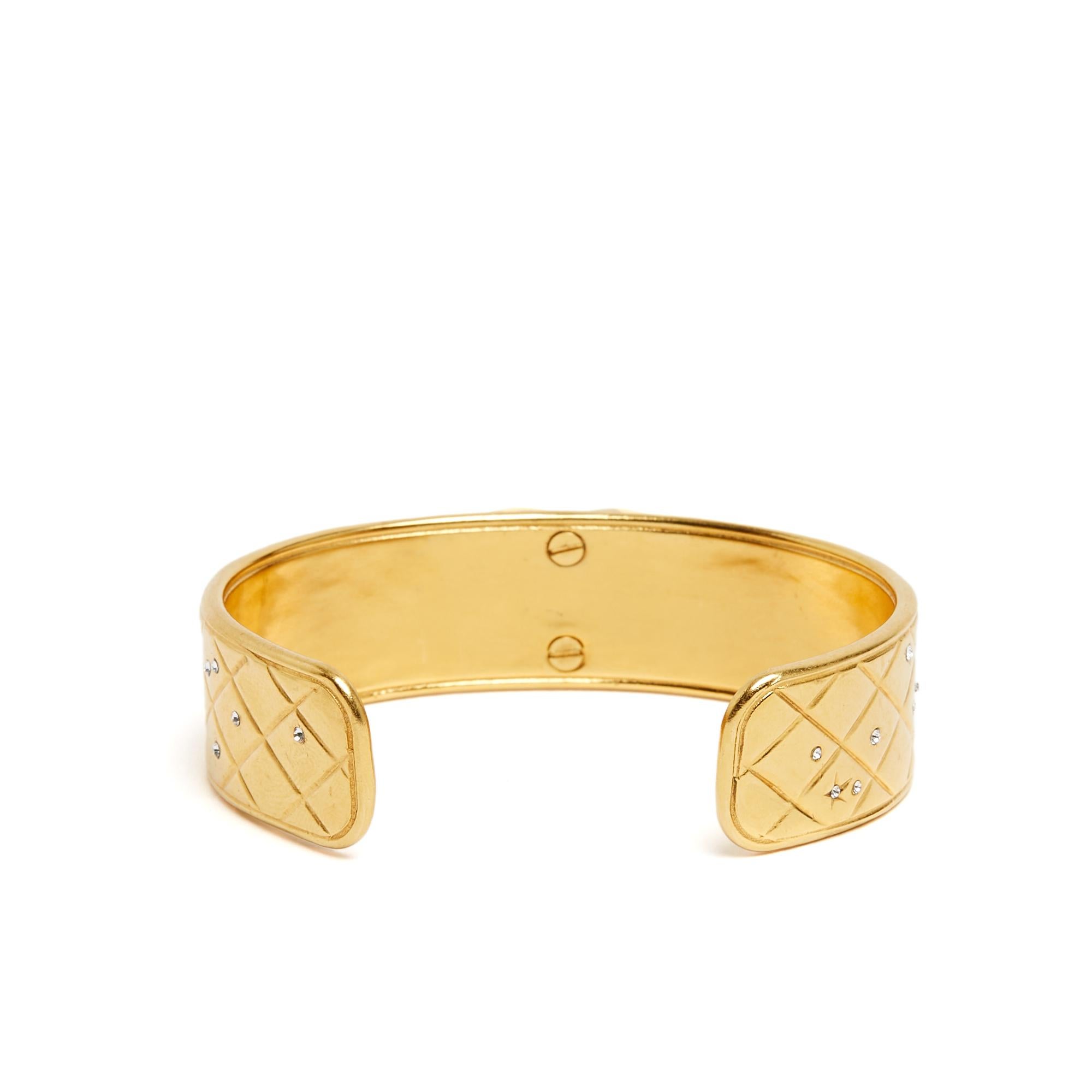 Chanel Pulsera CC Matelasse Strass 2024 Acolchada Metal Dorado CC Pulsera Brazalete en Excelente estado para la venta en PARIS, FR