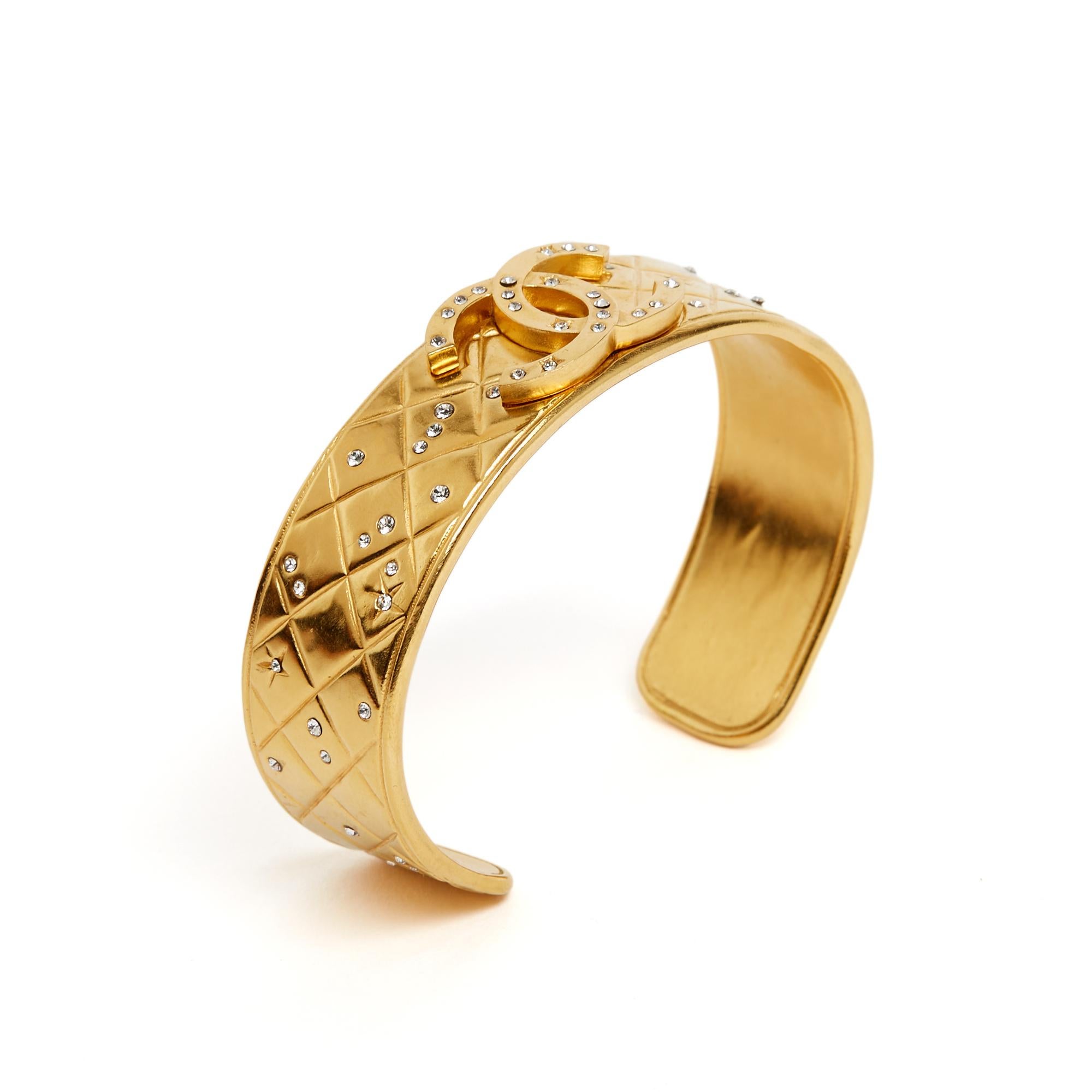 Femenino o masculino Chanel Pulsera CC Matelasse Strass 2024 Acolchada Metal Dorado CC Pulsera Brazalete en venta