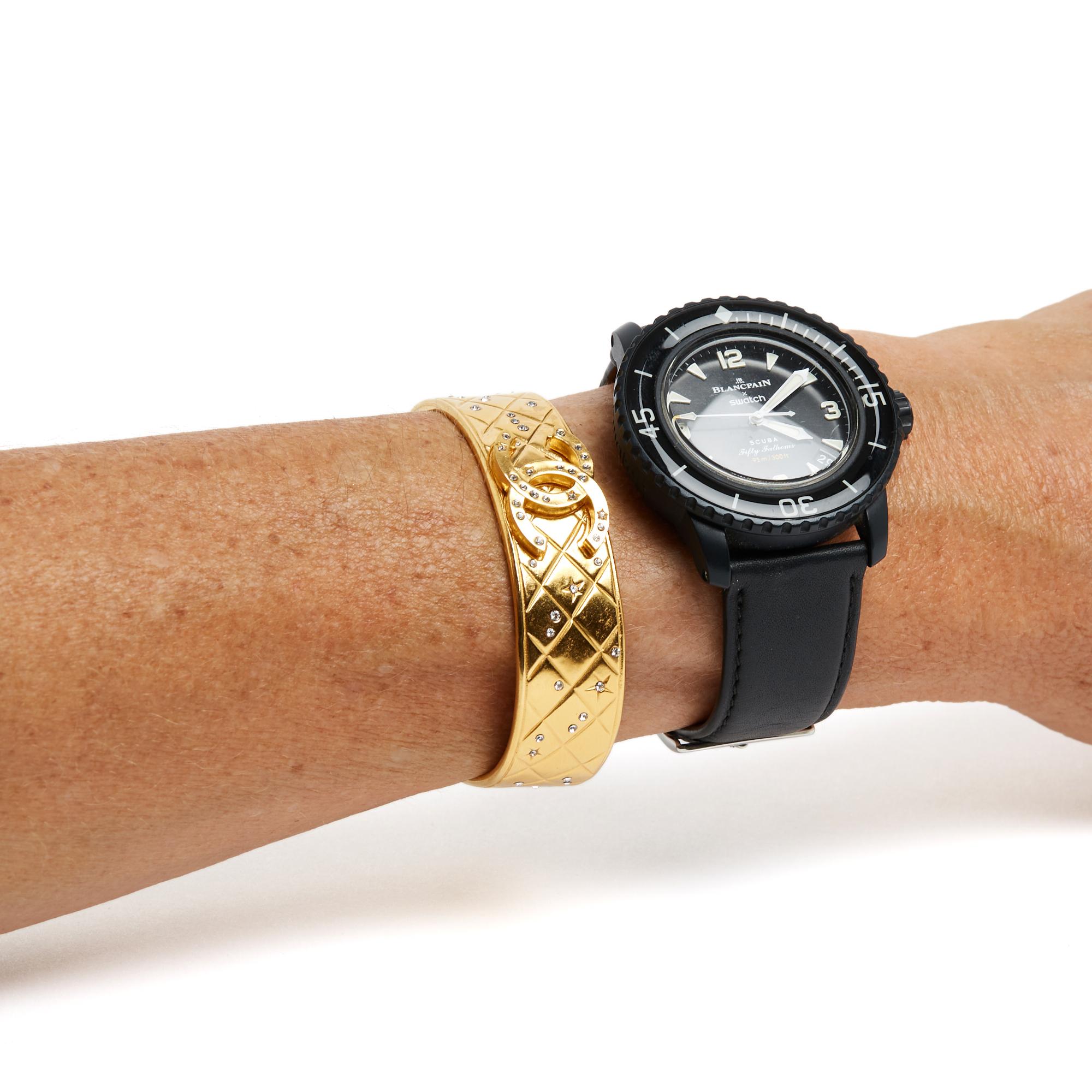 Chanel Pulsera CC Matelasse Strass 2024 Acolchada Metal Dorado CC Pulsera Brazalete en venta 1