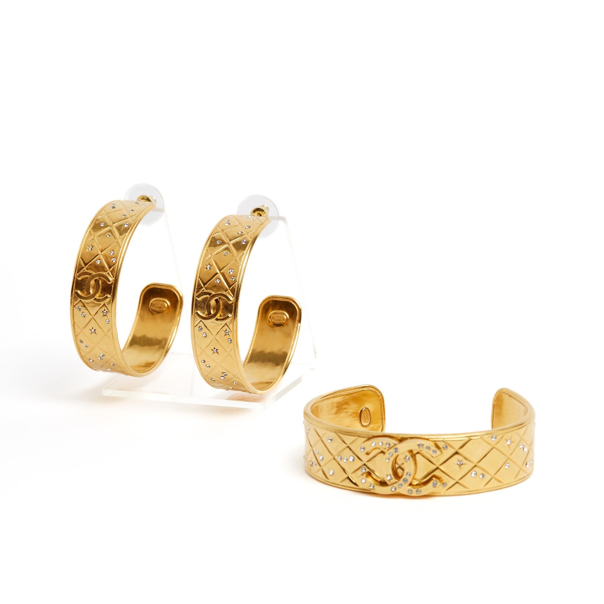 Chanel Pulsera CC Matelasse Strass 2024 Acolchada Metal Dorado CC Pulsera Brazalete en venta 2