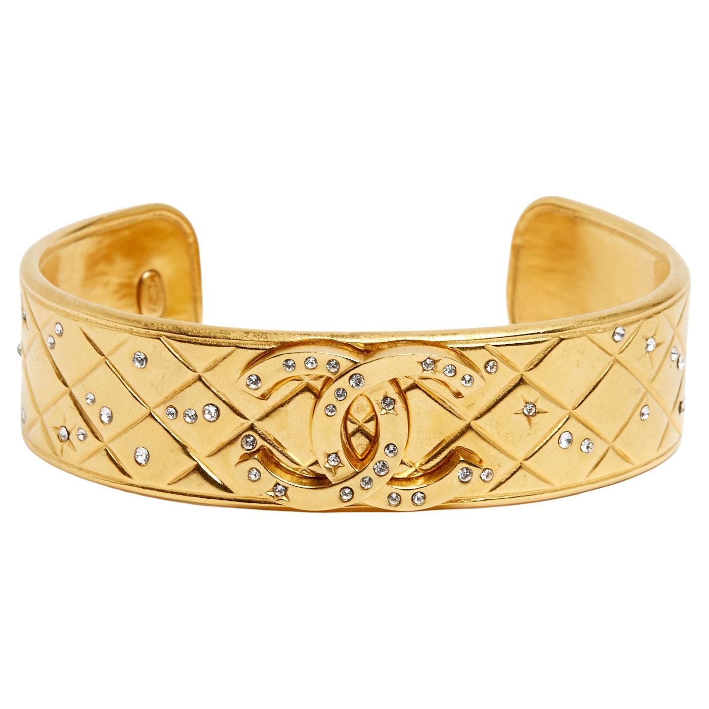 Chanel Pulsera CC Matelasse Strass 2024 Acolchada Metal Dorado CC Pulsera Brazalete en venta