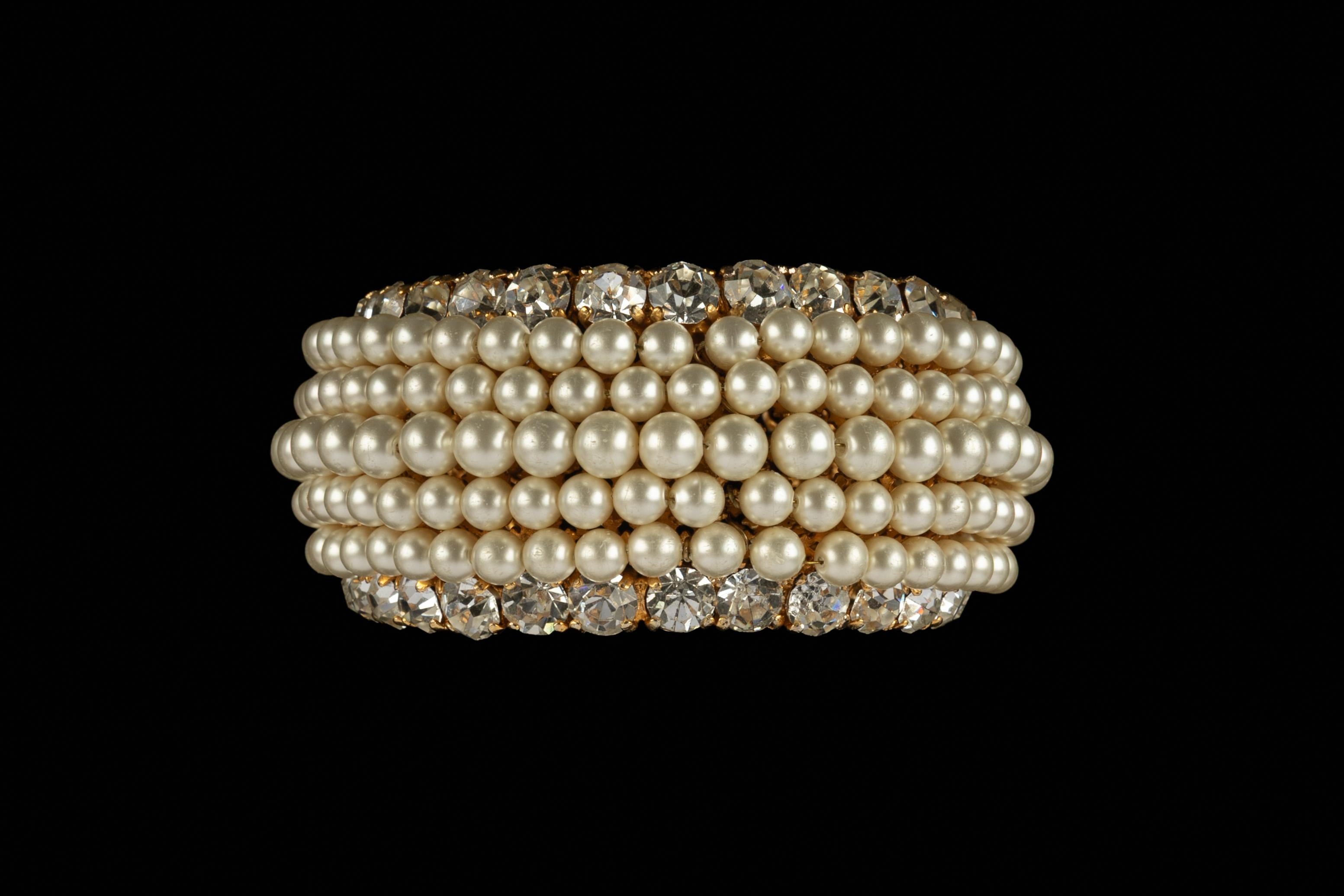 CHANEL - (Fabriqué en France) Bracelet en métal doré avec perles fantaisie et strass. Une Collection S circa 1980

Condit :
Très bon état.

Dimensions :
Longueur : 16 cm - Profondeur : 3 cm

SKU:BRAB17