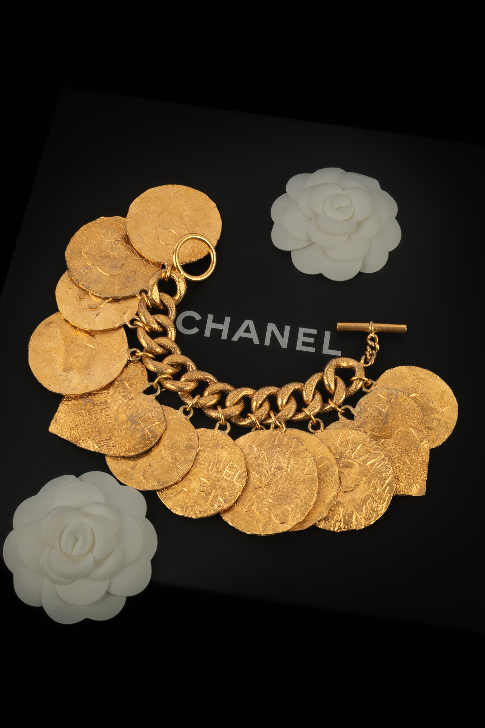 CHANEL - (Fabriqué en France) Bracelet à breloques en métal doré. Collection Cruise 1993 sous la direction artistique de Karl Lagerfeld.

Condit :
Très bon état.

Dimensions :
Longueur : 21 cm

SKU:BRAB43