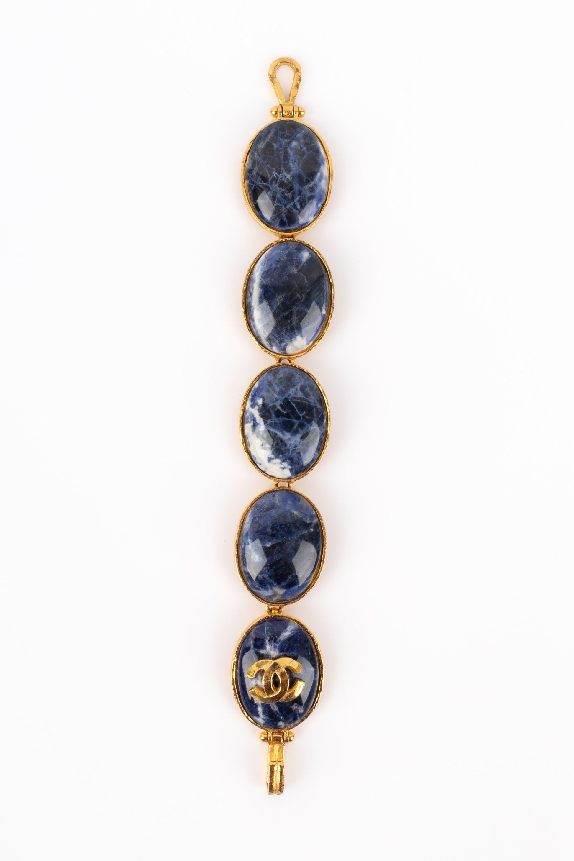 Chanel - (Made in France) Bracciale articolato in metallo dorato con cabochon in pietra dura blu. Collezione Autunno-Inverno 1995.

Informazioni aggiuntive:
Condizioni: Ottime condizioni
Dimensioni: Lunghezza: 19 cm
Periodo: 20° secolo

Riferimento