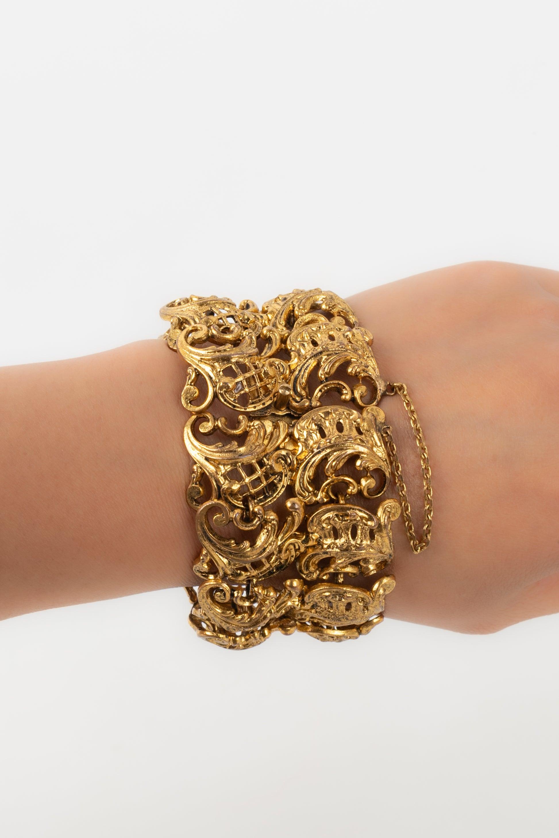 Chanel - Golden metal openwork bracelet. Haute couture jewelry from the Coco era.

Additional information:
Condition: Very good condition
Dimensions: Length: 17 cm

Seller Reference: BRAB74
