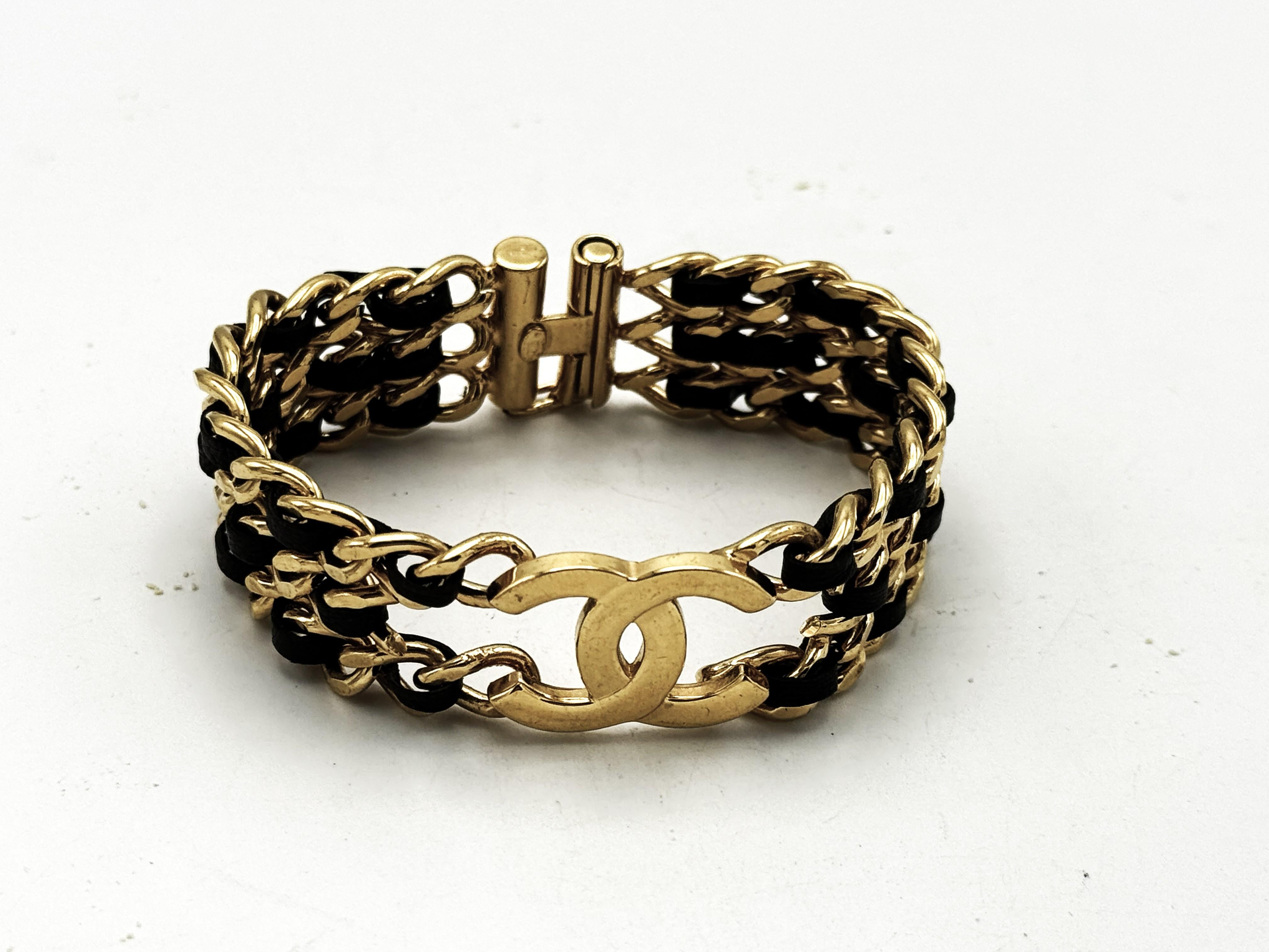 Pulsera Chanel, Made in France, cadena de 3 vueltas entretejida con cuero - icónico centro CC. Chapada en oro de 24 k, en perfecto estado - ¡como nueva!

Dimensiones:
CC tamaño H  2 x 2,5 cm - Longitud de la pulsera 20 cm - Anchura  2,1 cm 