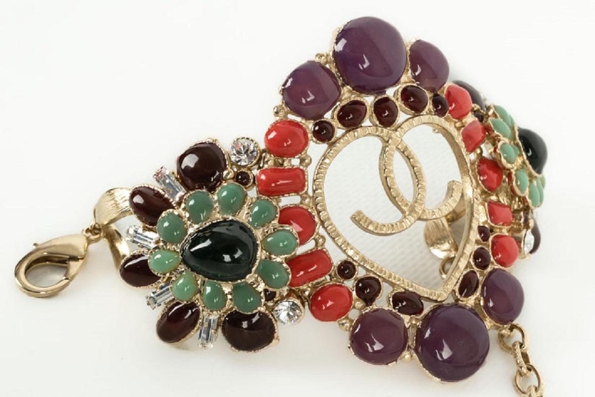 Chanel Bracelet in Champagne Metal, Resin and Rhinestones Cruise, 2009 In Excellent Condition For Sale In SAINT-OUEN-SUR-SEINE, FR