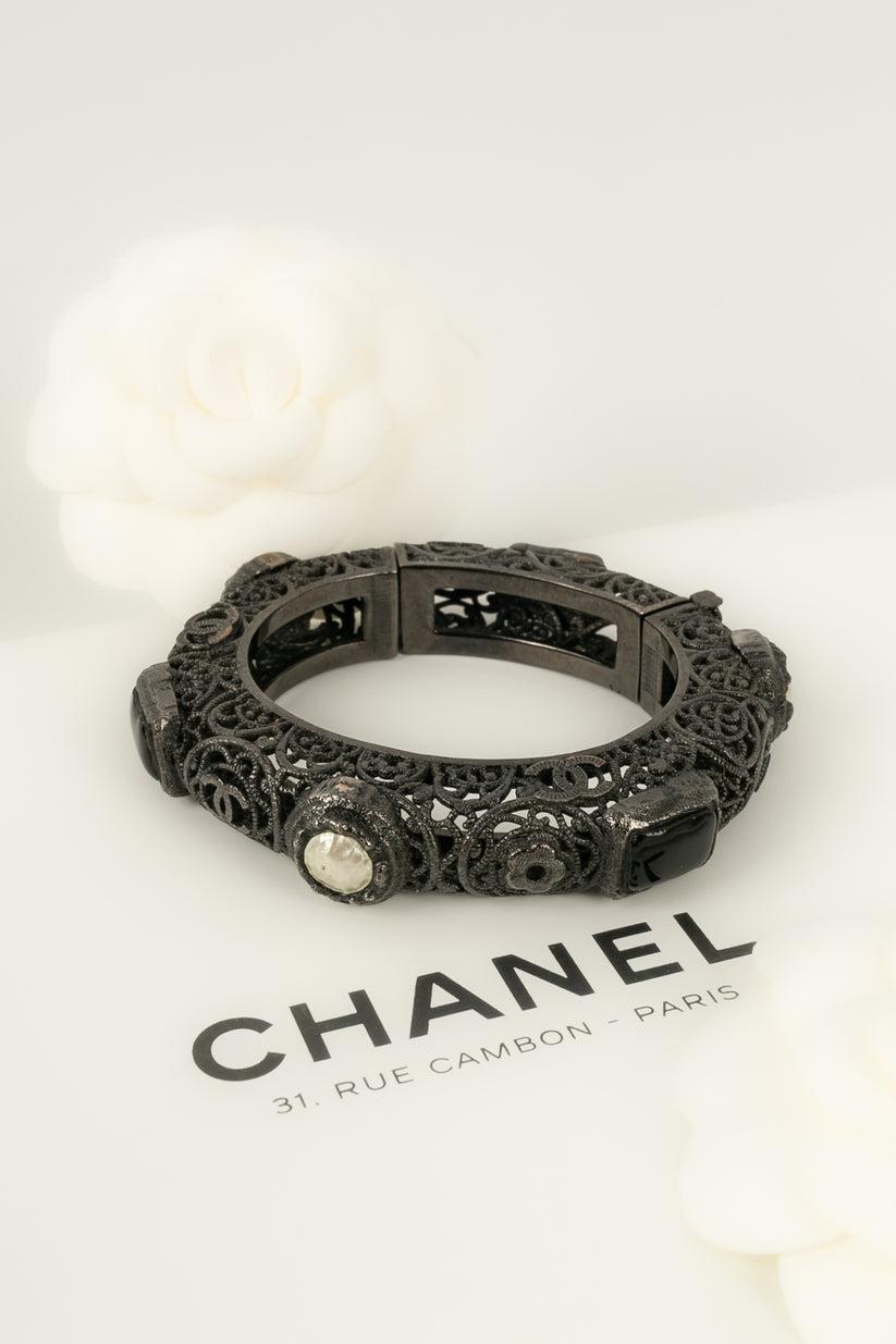 Chanel - (Made in Italy) Bracelet in dark silver metal paved with fancy pearly cabochons and resin cabochons. Fall-Winter 2011 collection.

Additional information:

Dimensions: Length: 15 cm 
Opening: about 4 cm

Condition: Very good