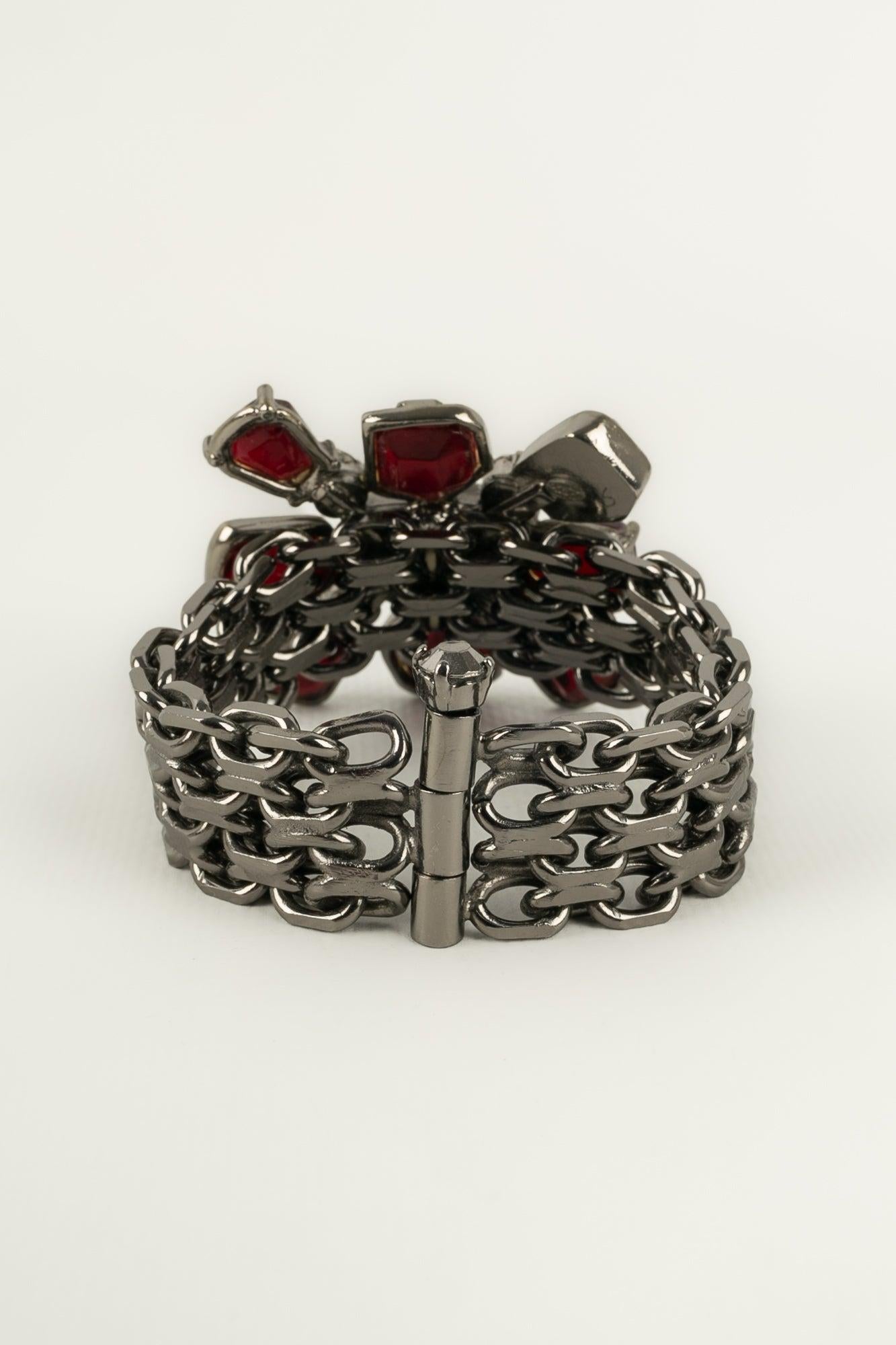 Chanel - (Made in France) Bracelet in dark silvery metal and burgundy rhinestones. Fall/Winter 2002 Collection. Jewelry engraved with the S of sales.

Additional information:
Condition: Very good condition
Dimensions: Length: 18.5 cm
Period: 21st