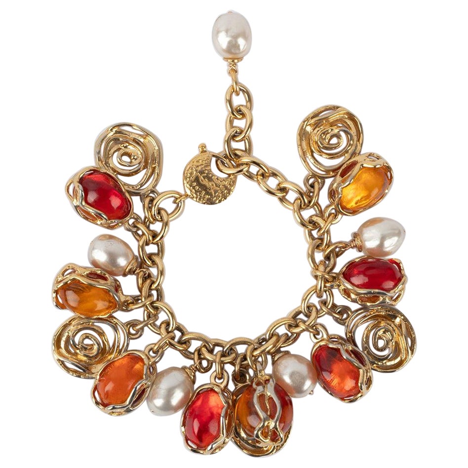 Yves Saint Laurent Bracciale in metallo dorato con perle in costume in vendita