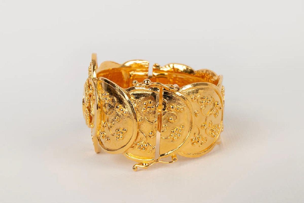Chanel -(Made in France) Bracelet en métal doré gravé. Collectional 1995.

Informations complémentaires :

Dimensions : 
Circonférence : 18 cm 
Ouverture : 10 cm

Condit : Très bon état.

Numéro de référence du vendeur : BRAB121