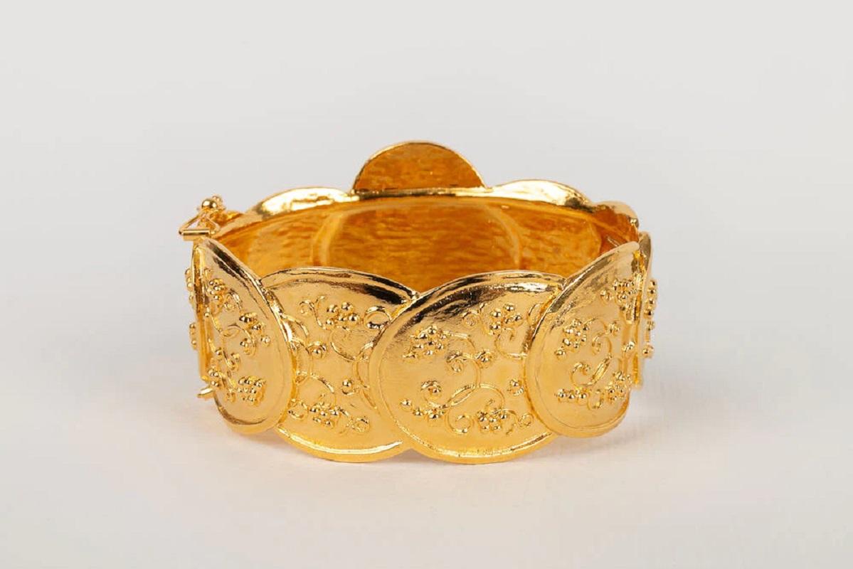 Chanel Bracelet en métal doré gravé, 1995 Excellent état - En vente à SAINT-OUEN-SUR-SEINE, FR