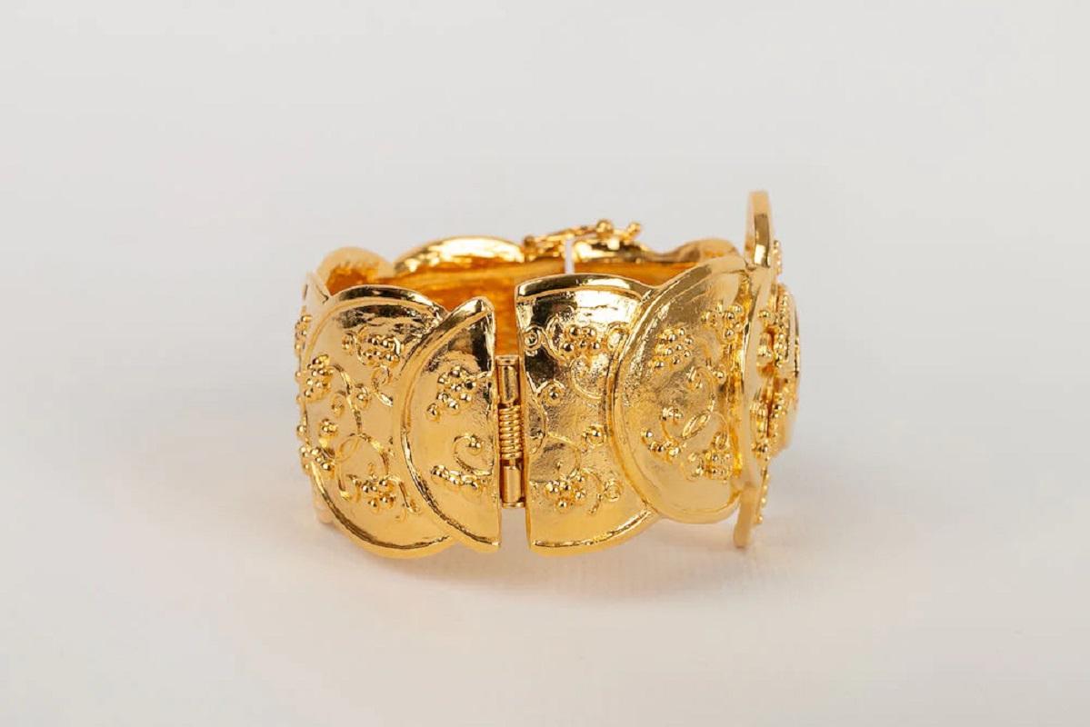 Women's Chanel Bracelet in Engraved Gold Metal, 1995 For Sale