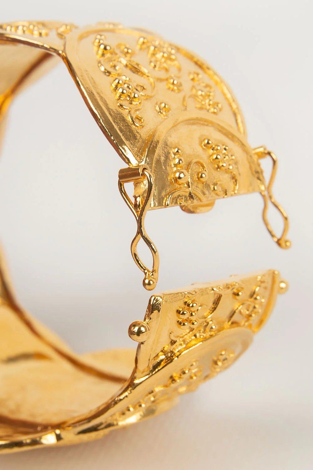 Chanel Bracelet en métal doré gravé, 1995 en vente 2