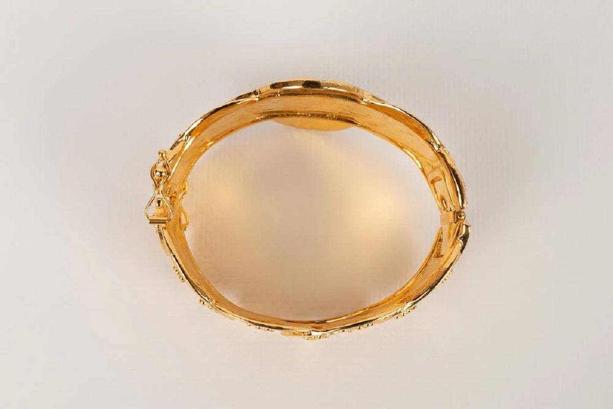 Chanel Bracelet en métal doré gravé, 1995 en vente 3