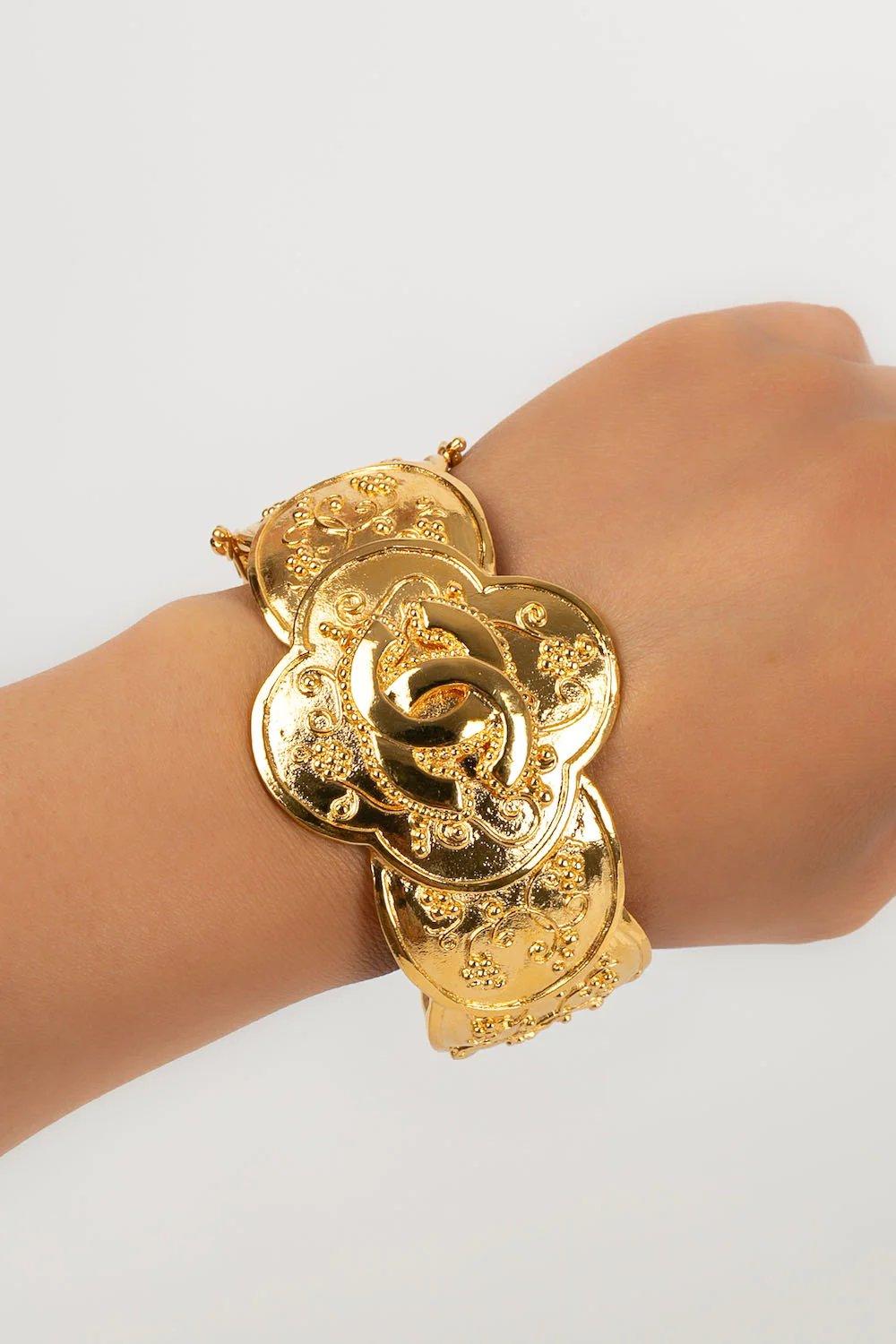 Chanel Bracelet en métal doré gravé, 1995 en vente 5