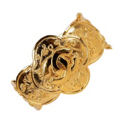 Bracciale Chanel in metallo dorato inciso, 1995