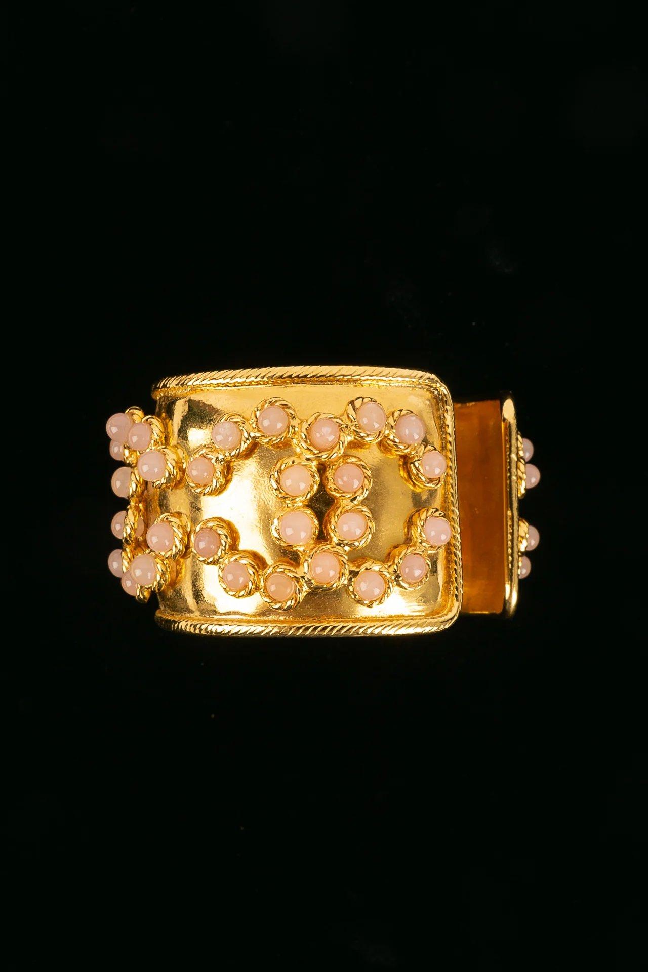 Chanel -(Made in France) Bracelet in gilded metal and cabochons in pale pink glass paste. Collection 2cc3.

Additional information:

Dimensions: Circumference: 18 cm 
Opening: 2.5 cm 
Height: 4 cm

Condition: 
Very good condition
Seller Ref number: