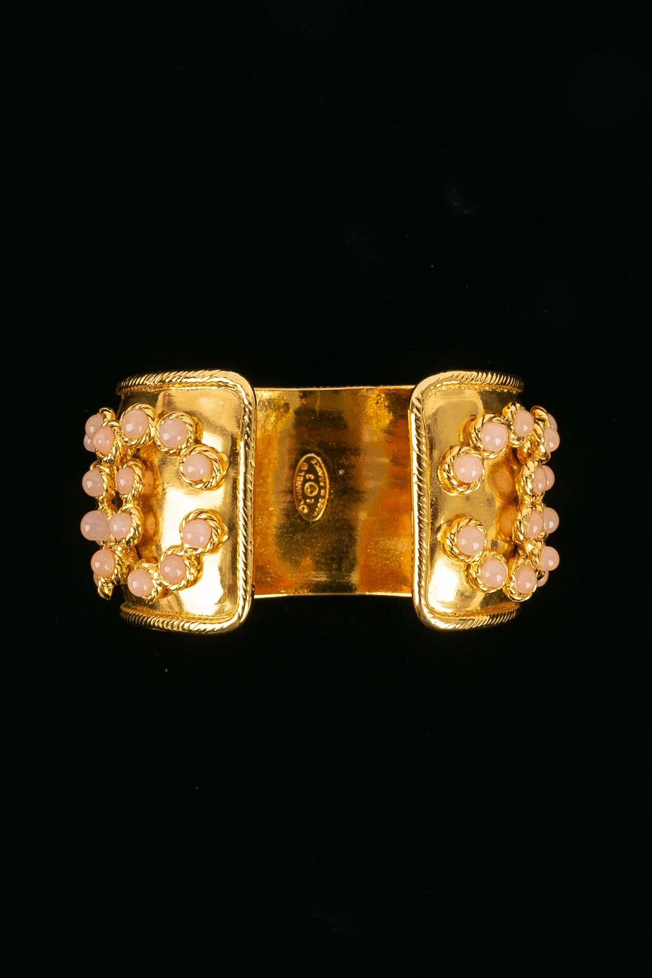 Chanel Bracelet in Gilded Metal and Cabochons & Pale Pink Glass Paste In Excellent Condition For Sale In SAINT-OUEN-SUR-SEINE, FR