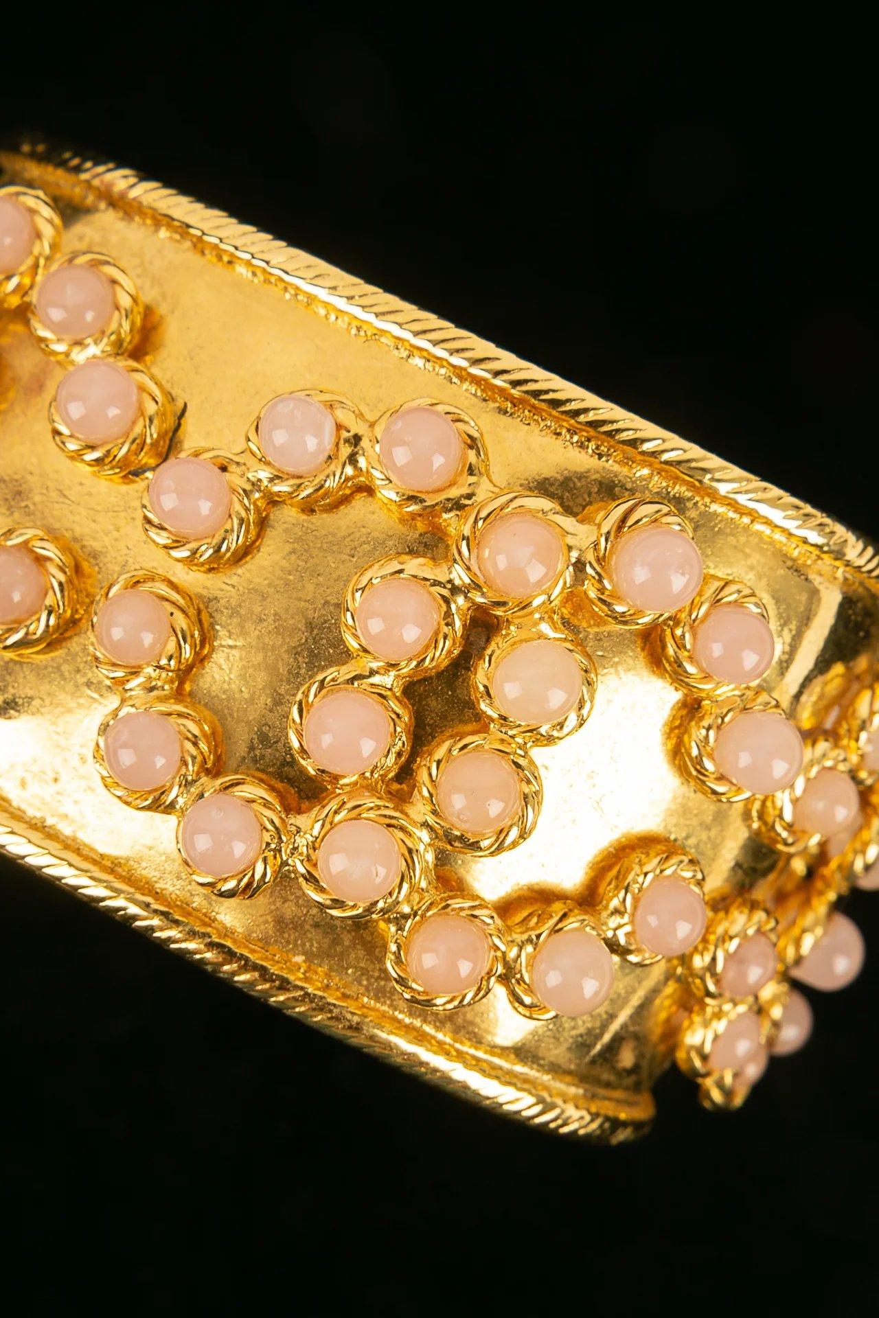 Chanel-Armband aus vergoldetem Metall und Cabochons und blassrosa Glaspastell im Angebot 1