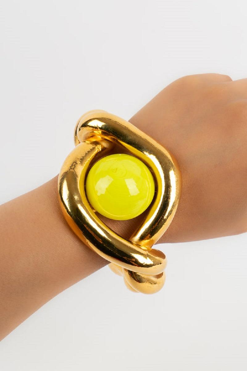 Chanel Bracelet en métal doré avec cabochons en pâte de verre jaune en vente 5