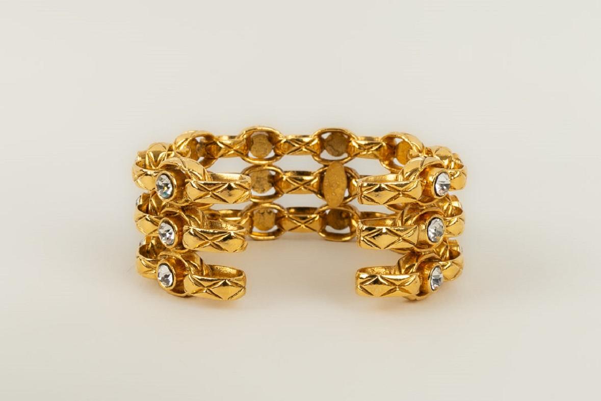 Chanel - (Made in France) Bracelet in gold metal and Swarovski strass. Collection 2cc3. Jewel from the late 1980s-early 1990s.

Additional information:

Dimensions: 
Circumference: 14 cm 
Opening: 2 cm

Condition: Very good condition
Seller Ref