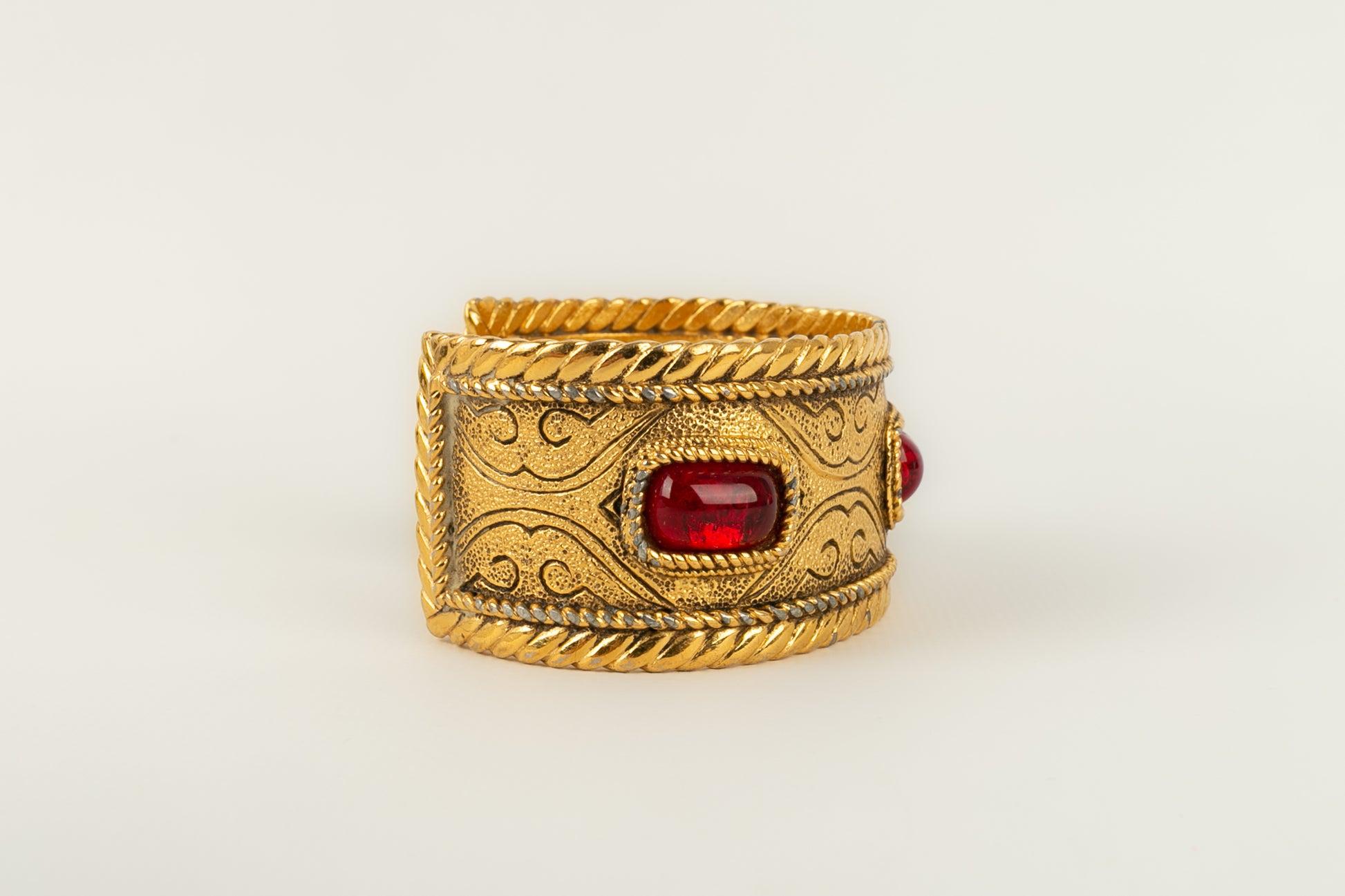 Chanel - Bracelet in golden metal and red glass paste. 1985 Collection.

Additional information:
Condition: Very good condition
Dimensions: Wrist circumference: 14.5 cm - Opening: 3 - Height: 3.5 cm
Period: 20th Century

Seller Reference: BRAB48
