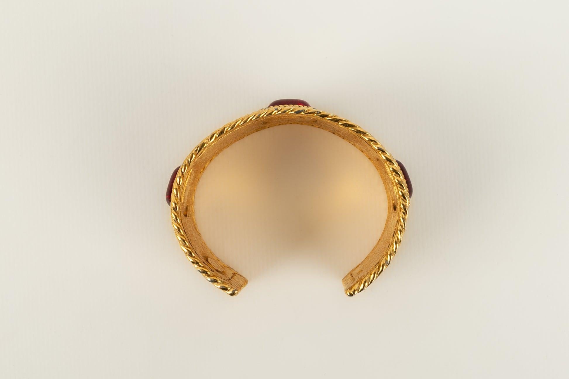 Chanel Bracelet in Golden Metal and Red Glass Paste, 1985 In Excellent Condition For Sale In SAINT-OUEN-SUR-SEINE, FR