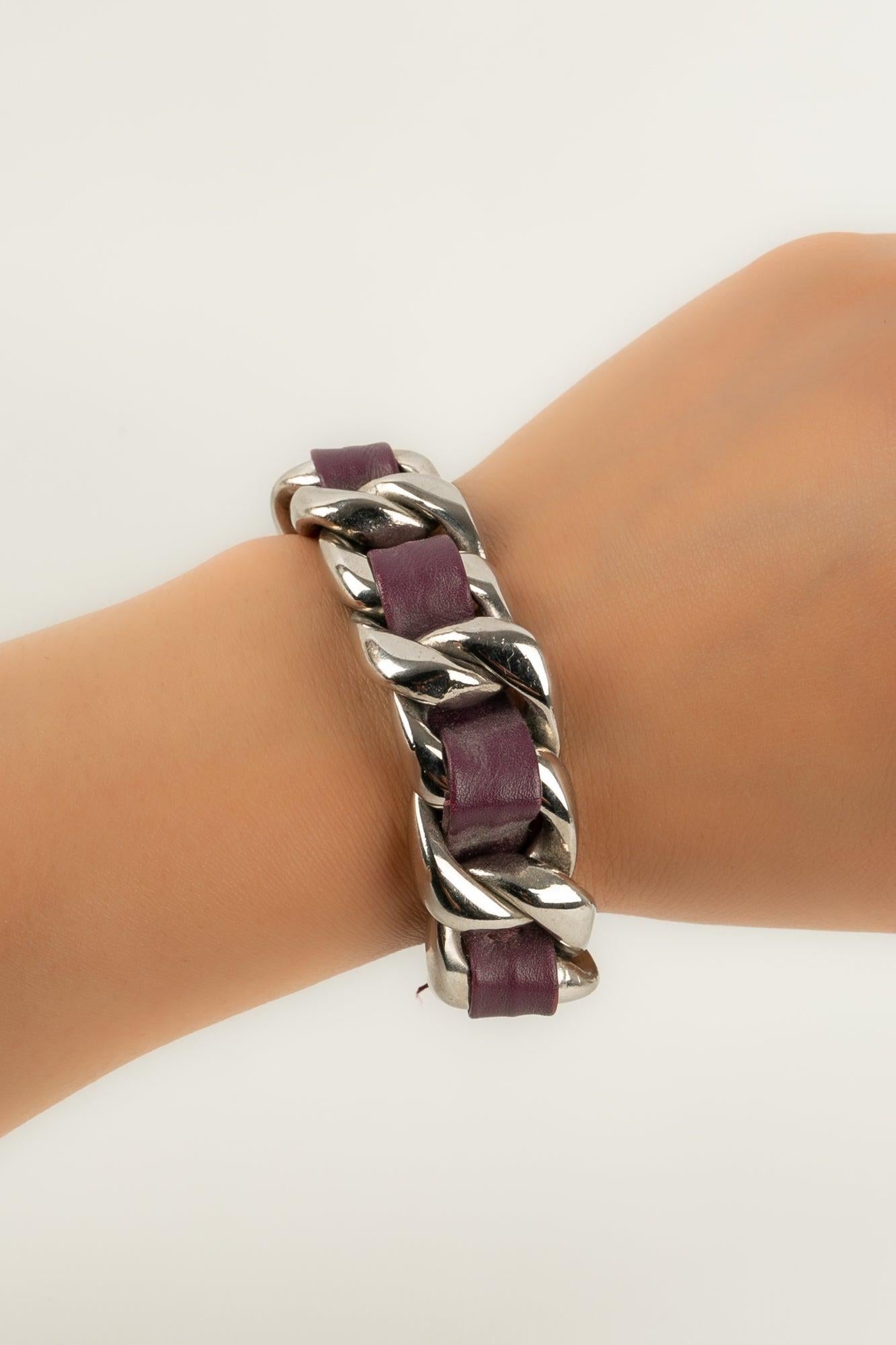 Chanel - (Made in Italy) Bracelet in silvery metal and purple leather. Spring/Summer 2002 Collection.

Additional information:
Condition: Very good condition
Dimensions: Length: from 18 cm to 19.5 cm
Period: 21st Century

Seller Reference: BRAB86