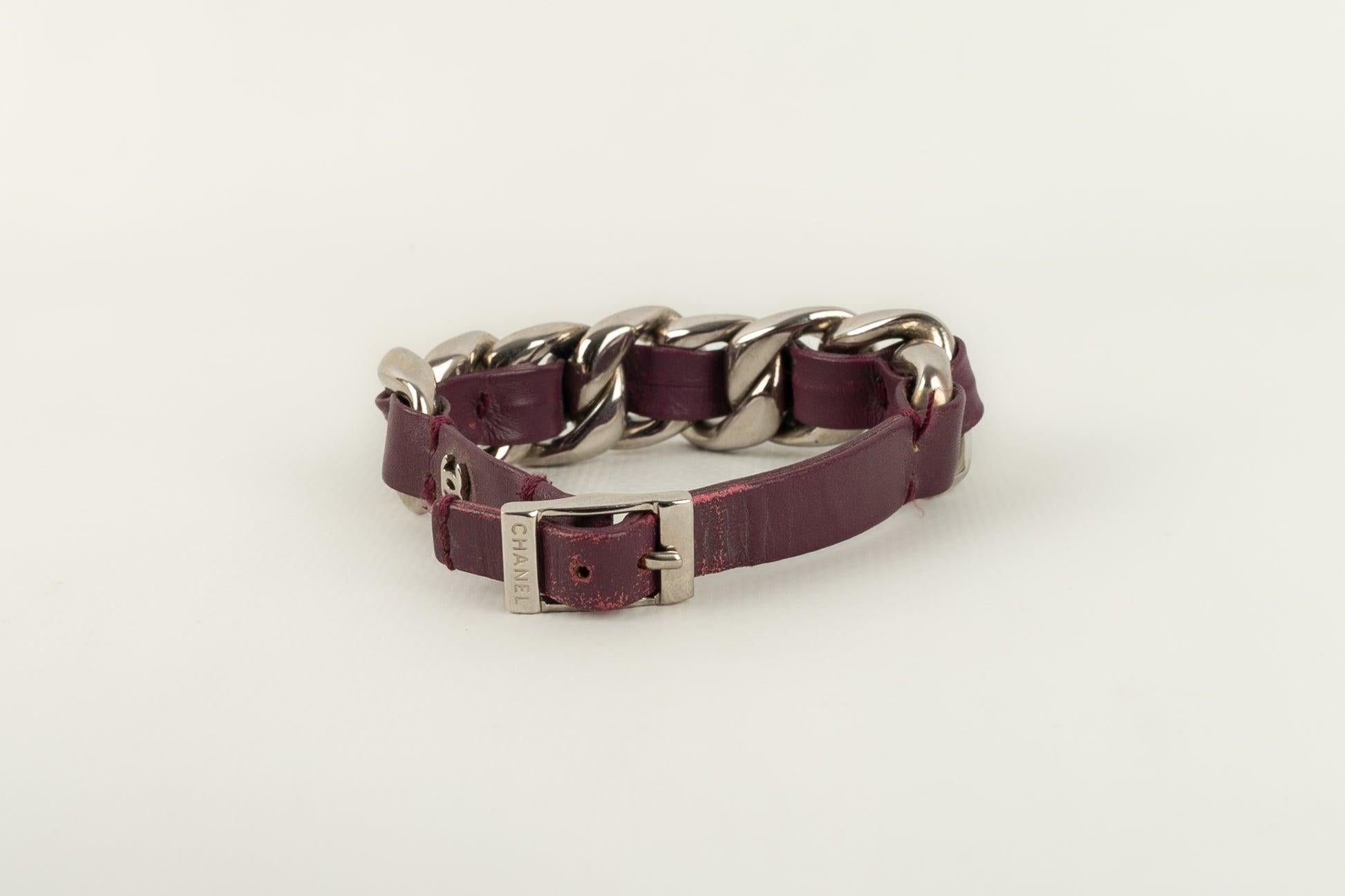 Chanel Bracelet in Silvery Metal and Purple Leather, 2002 In Excellent Condition For Sale In SAINT-OUEN-SUR-SEINE, FR