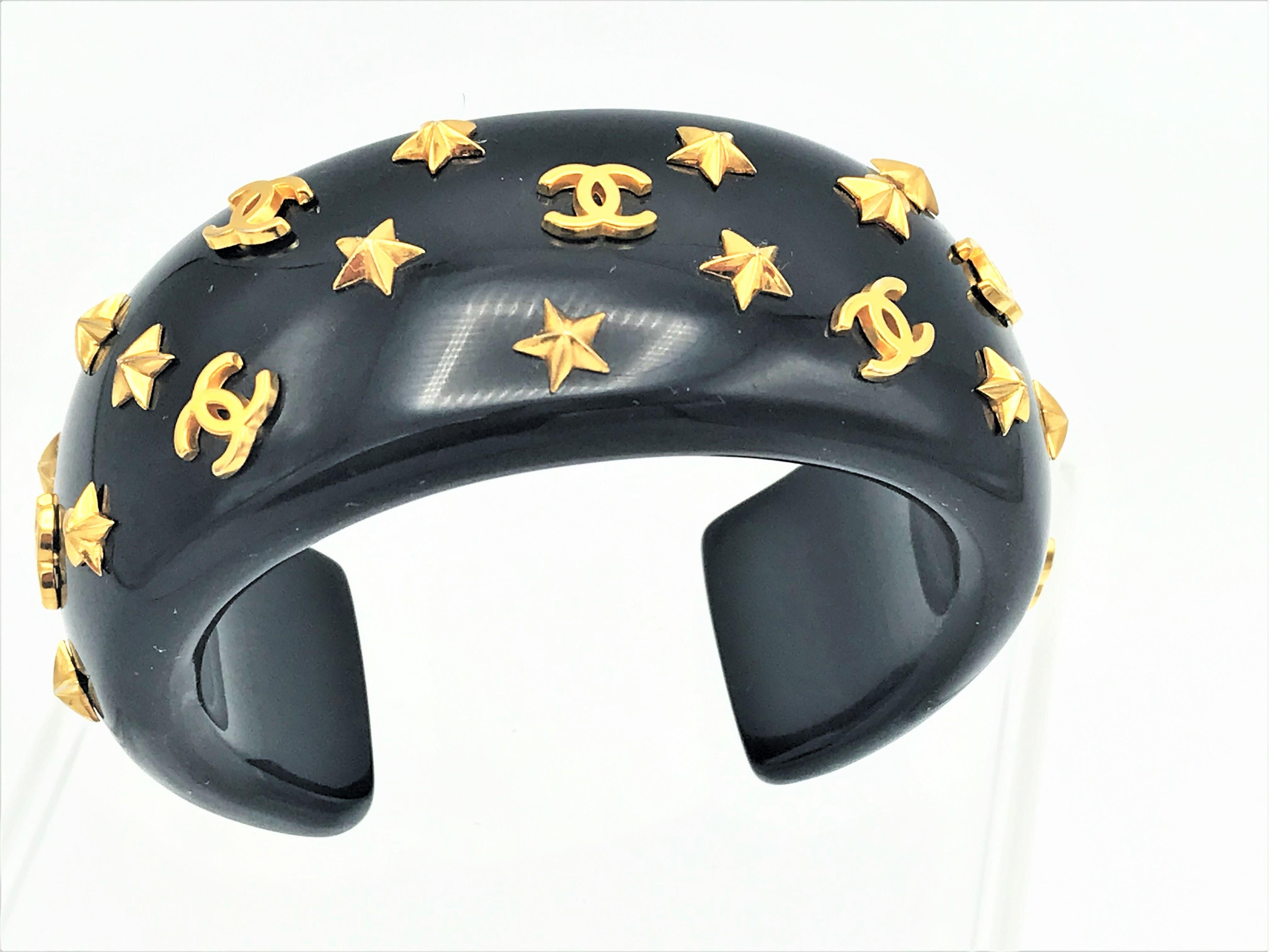 Chanel open bracelet, molded black acrylic signed 95 CC P with gold stars and CC In Excellent Condition In Stuttgart, DE