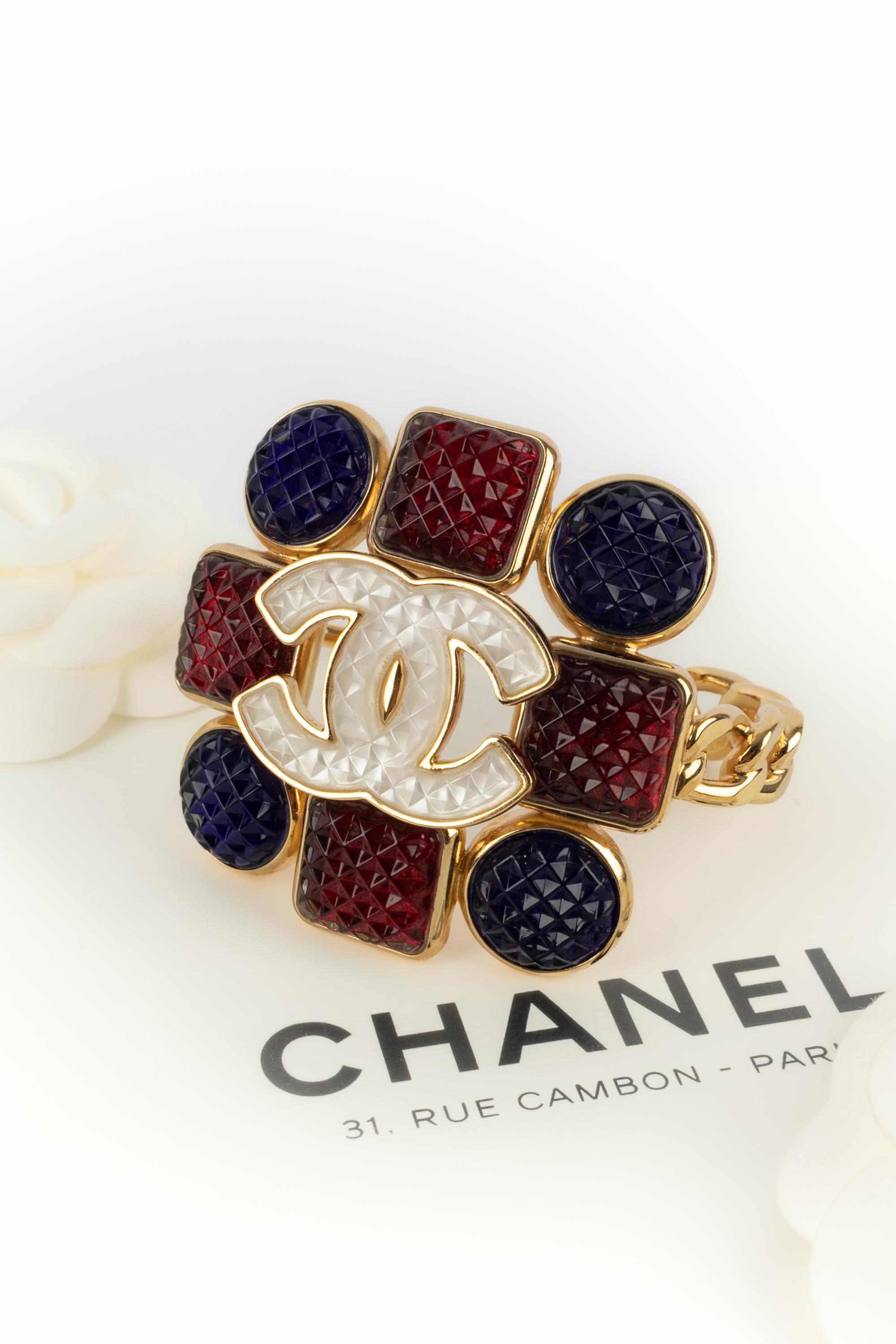 CHANEL - (Made in France) Golden metal rigid bracelet with red, white, and blue glass paste cabochons. 2024 Pre Fall Collection.

Condition:
Very good condition

Dimensions:
Diameter: 14 cm - Opening: 3 cm - Maximum width: 6 cm

SKU:BRAB122