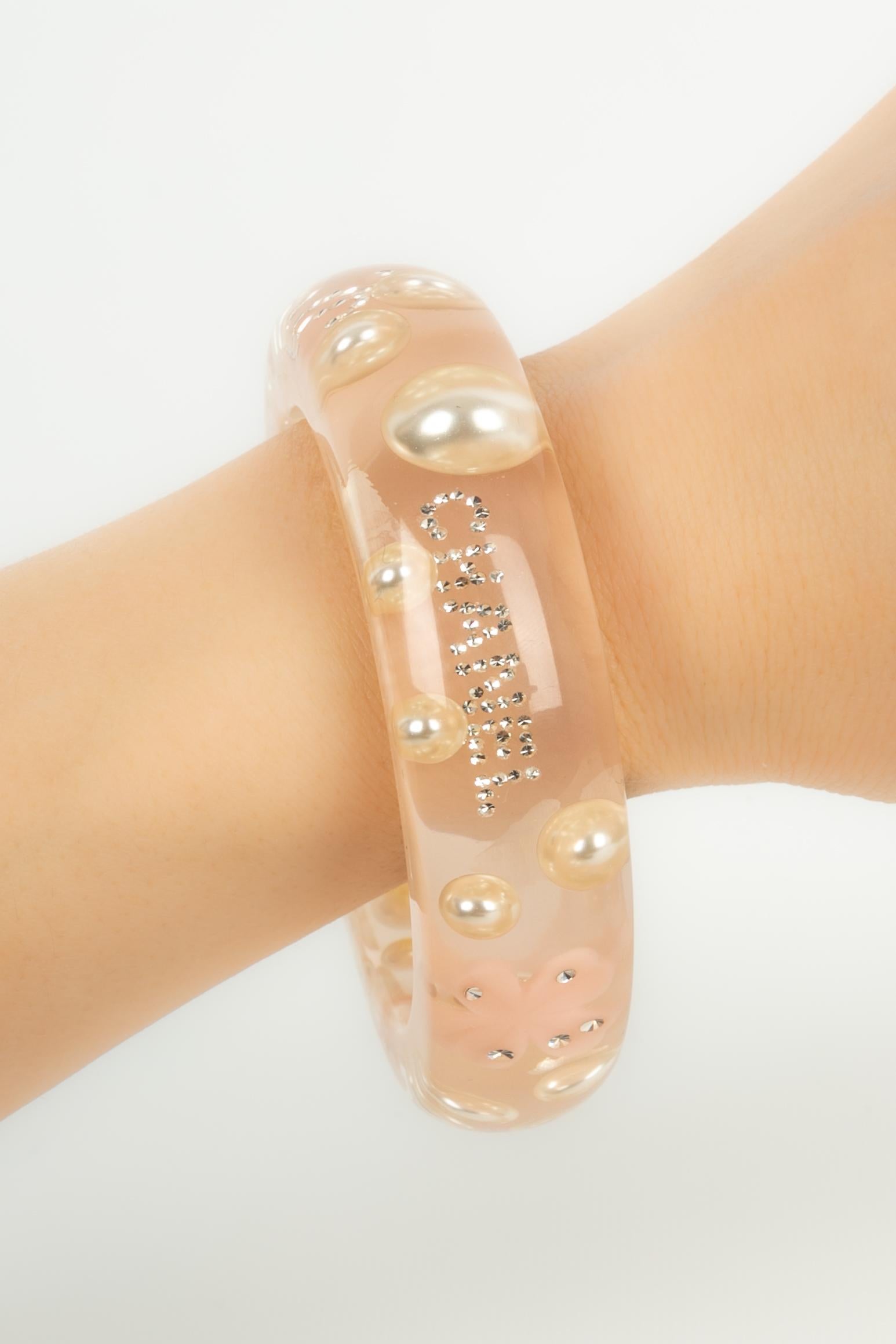 CHANEL - (Made in France) Lucite bracelet in shades of pink. Spring-Summer 2005 collection.

Condition :
Very good condition

Dimensions:
Circumference: 19 cm - Diameter: 6 cm