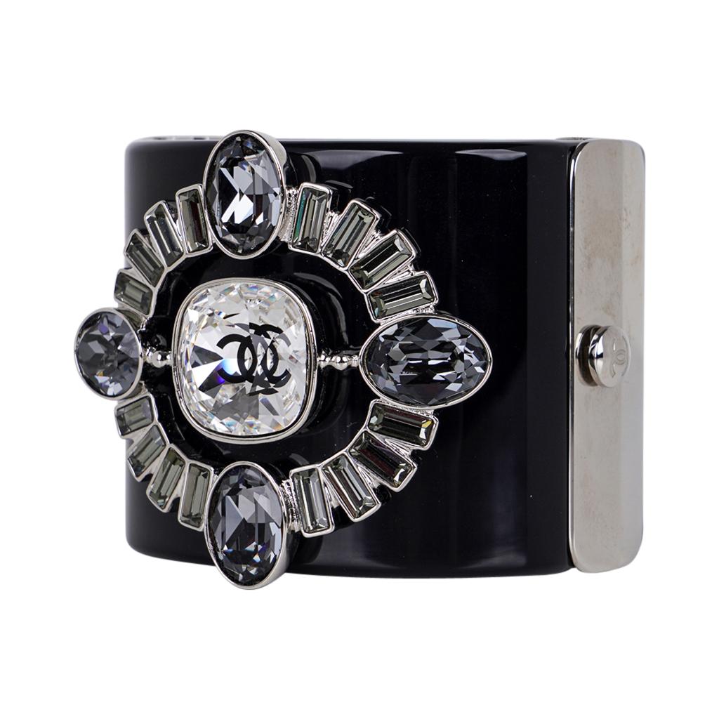 Chanel Bracelet manchette en résine noire avec bijoux en cristal et strass, neuf dans sa boîte Neuf à Miami, FL