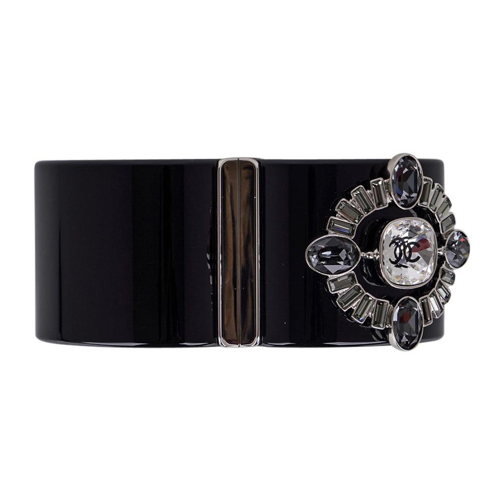  Chanel Bracelet manchette en résine noire avec bijoux en cristal et strass, neuf dans sa boîte Pour femmes 