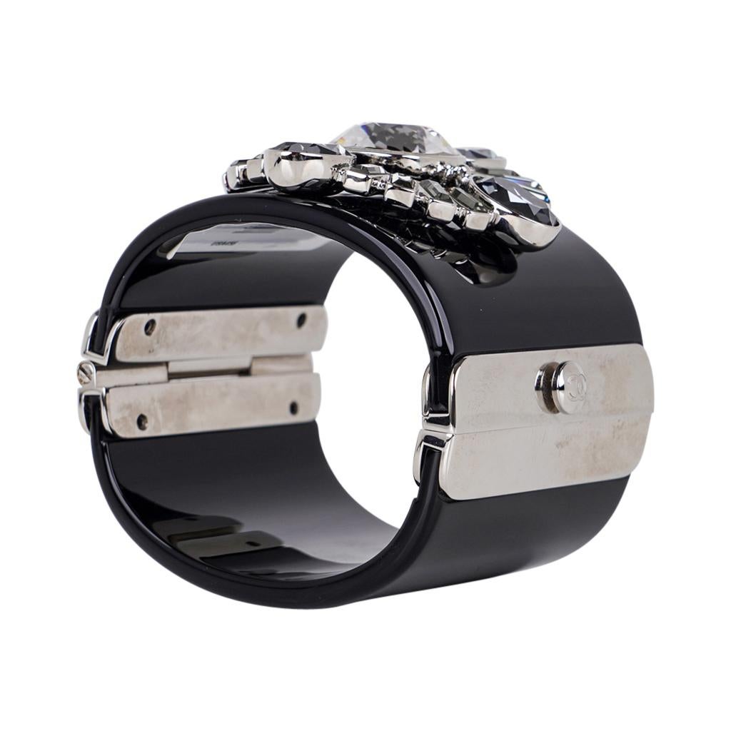 Chanel Bracelet manchette en résine noire avec bijoux en cristal et strass, neuf dans sa boîte 2