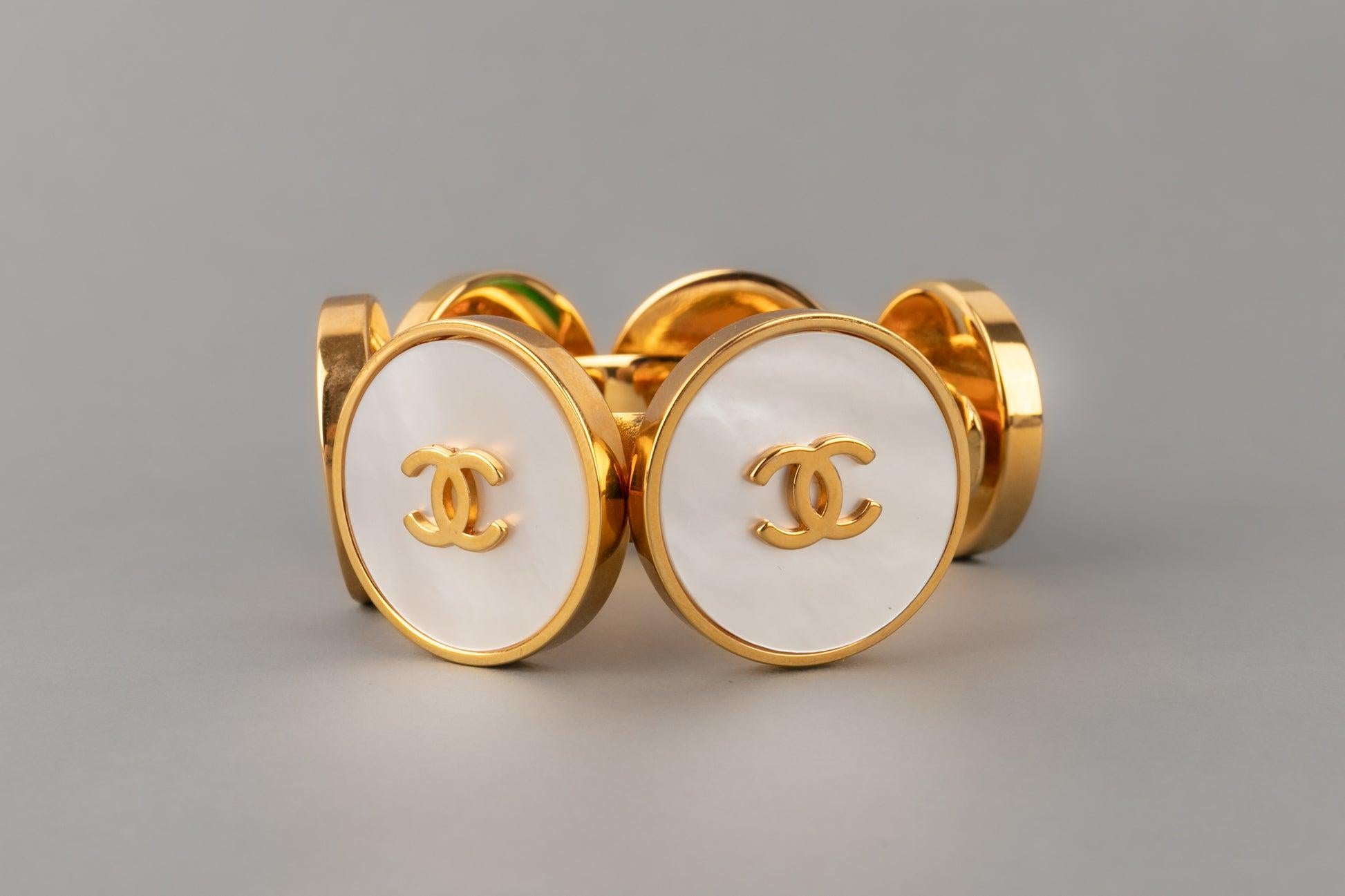 Chanel - (Made in France) Pulsera rígida de metal dorado ornamentada con pastillas perladas rematadas con logotipos cc. Colección Otoño-Invierno 1993.

Más información:
Estado: Muy buen estado
Dimensiones: Circunferencia: 14 cm - Abertura: 1,5 cm -