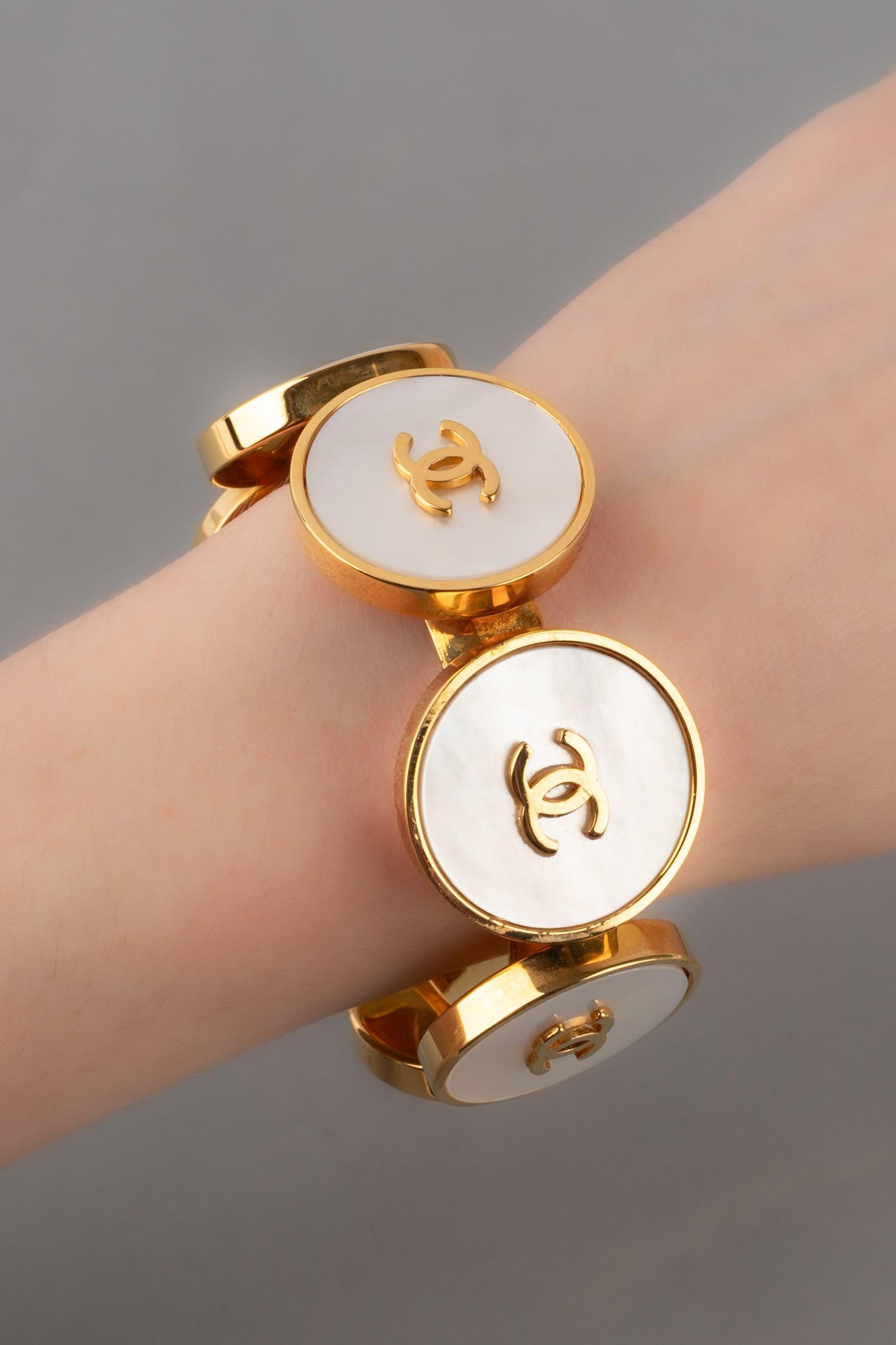 Pulsera Chanel con logotipos CC, otoño-invierno 1993 en venta 4