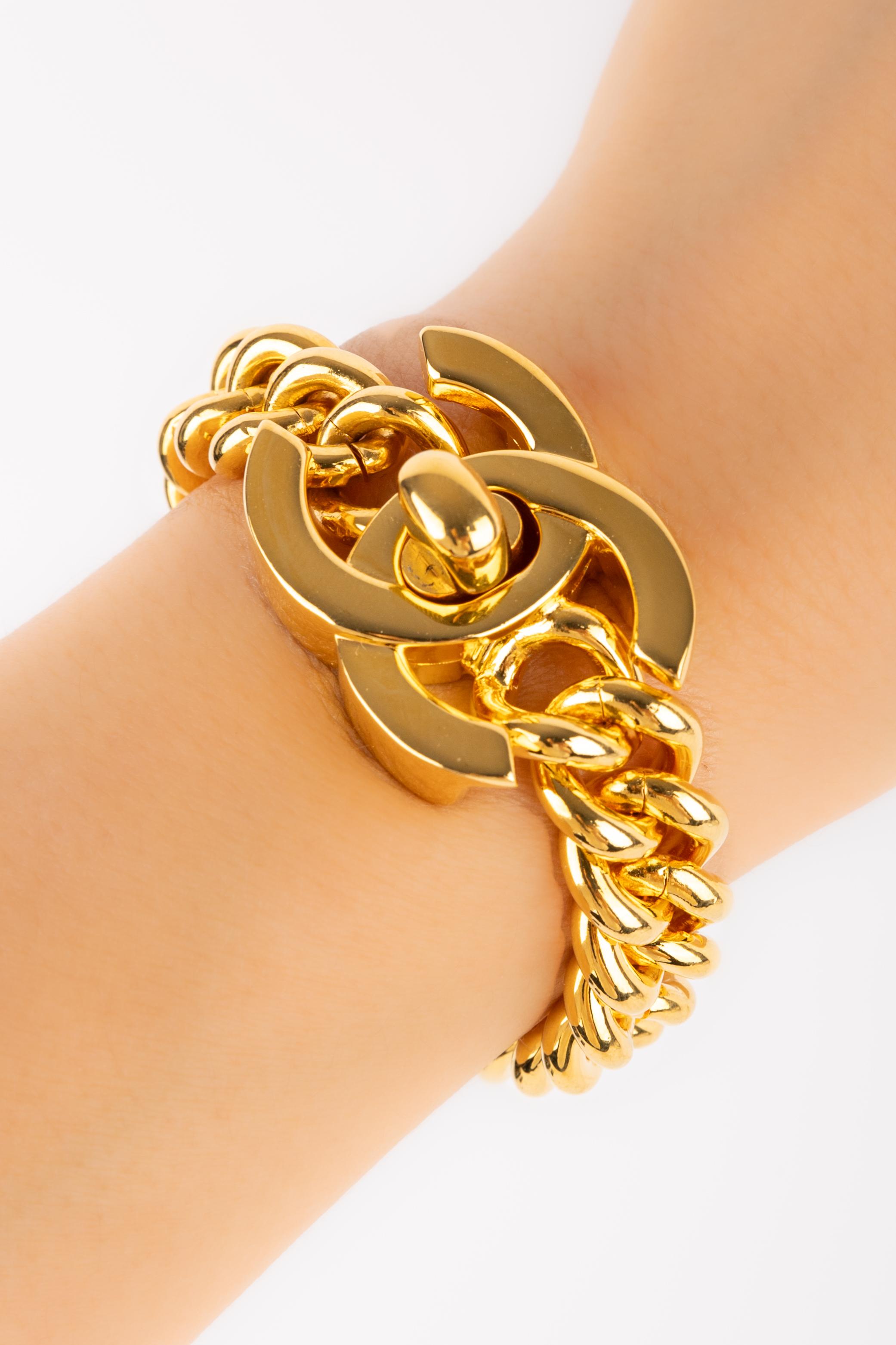 CHANEL - (Made in France) Golden metal turnlock bracelet. 1995 Fall-Winter Collection under the artistic direction of Karl Lagerfeld.

Condition:
Very good condition

Dimensions:
Length: 17 cm

SKU:BRAB102