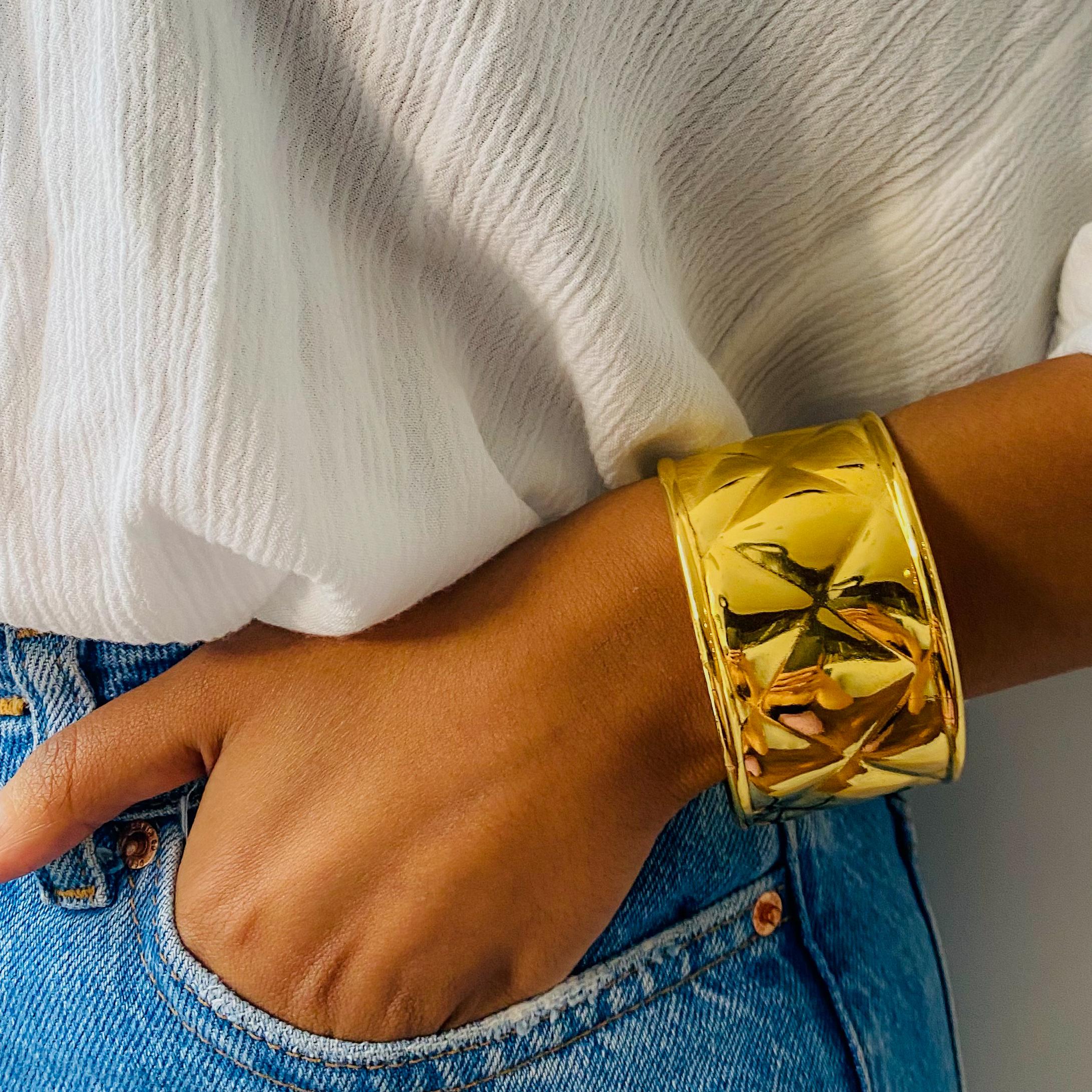Chanel Vintage 1980s Cuff Bracelet

Timelessly classic quilted cuff from the early 80s Chanel archive

Detail
-Made in France in the early 80s
-Crafted from 24k gold plated metal
-Iconic matelasse pattern
-Features tiny Chanel cc logo 

 Size &